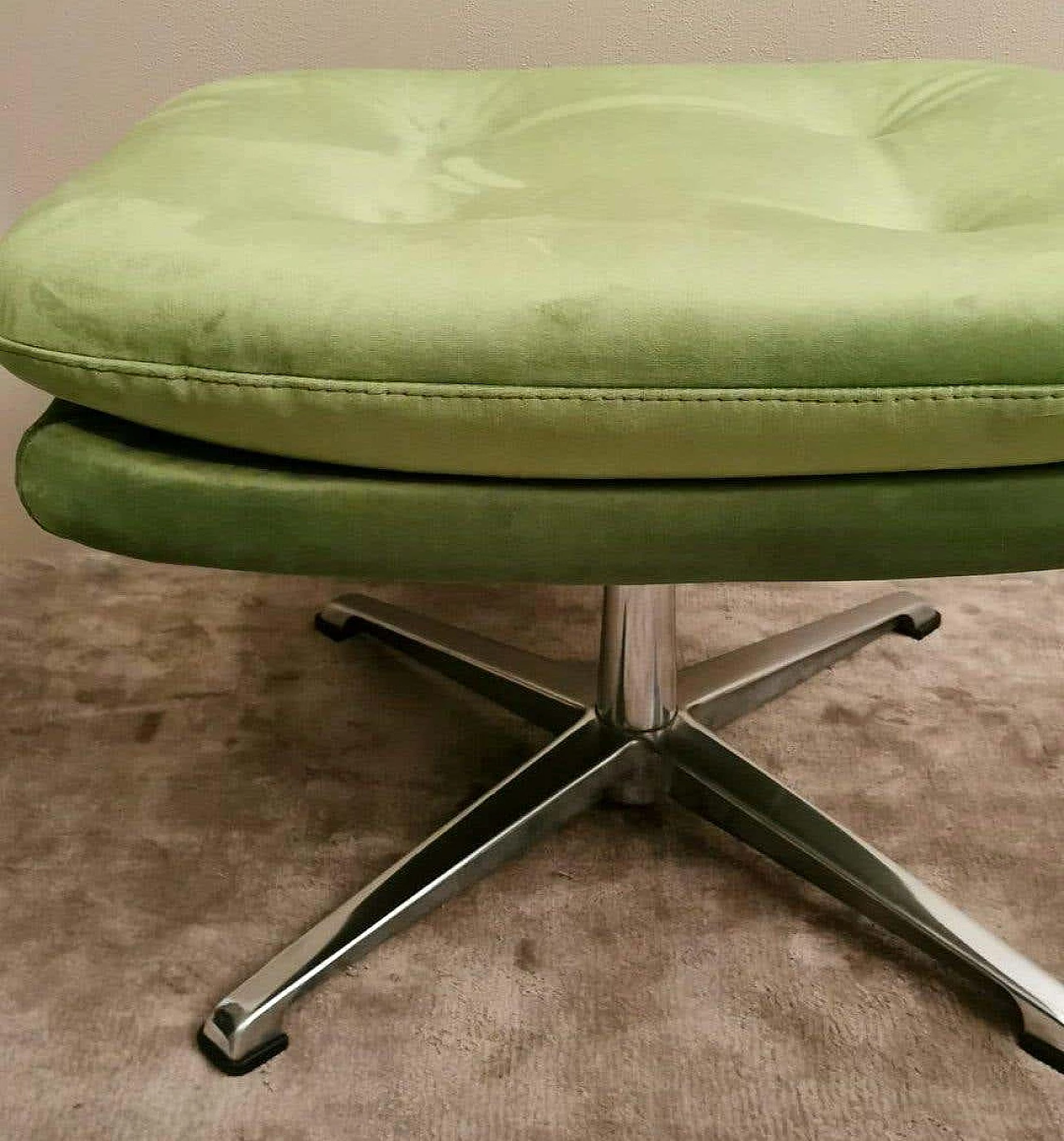 Pair of poufs with velvet cushions and aluminum frame, 1960s 9