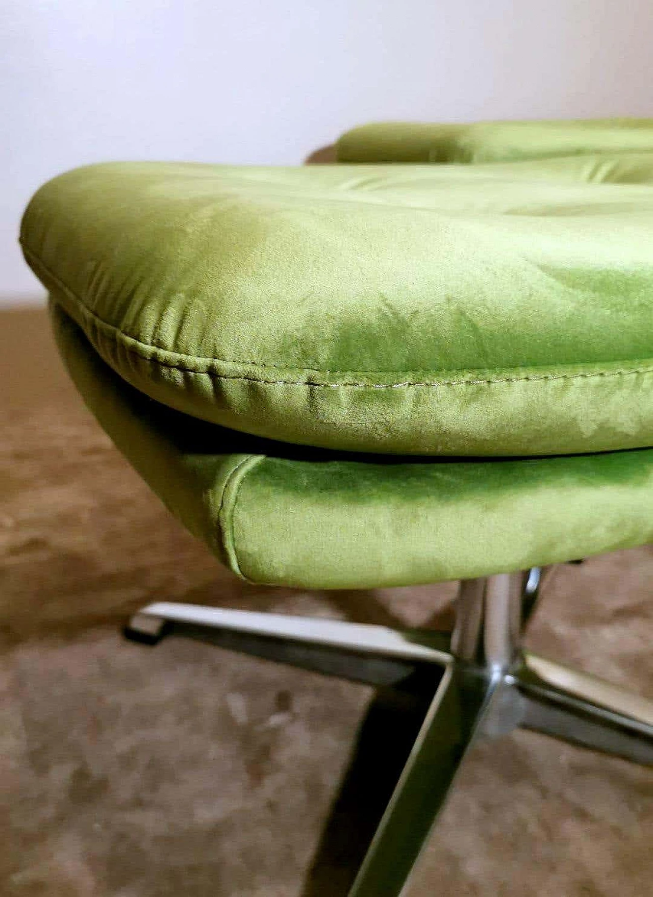 Pair of poufs with velvet cushions and aluminum frame, 1960s 10