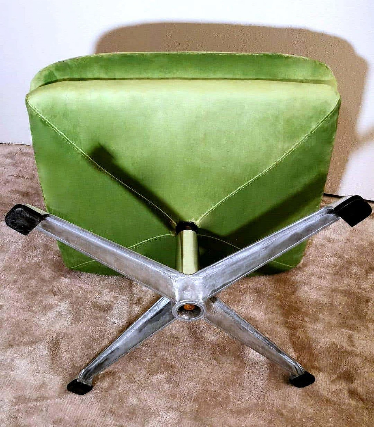 Pair of poufs with velvet cushions and aluminum frame, 1960s 18
