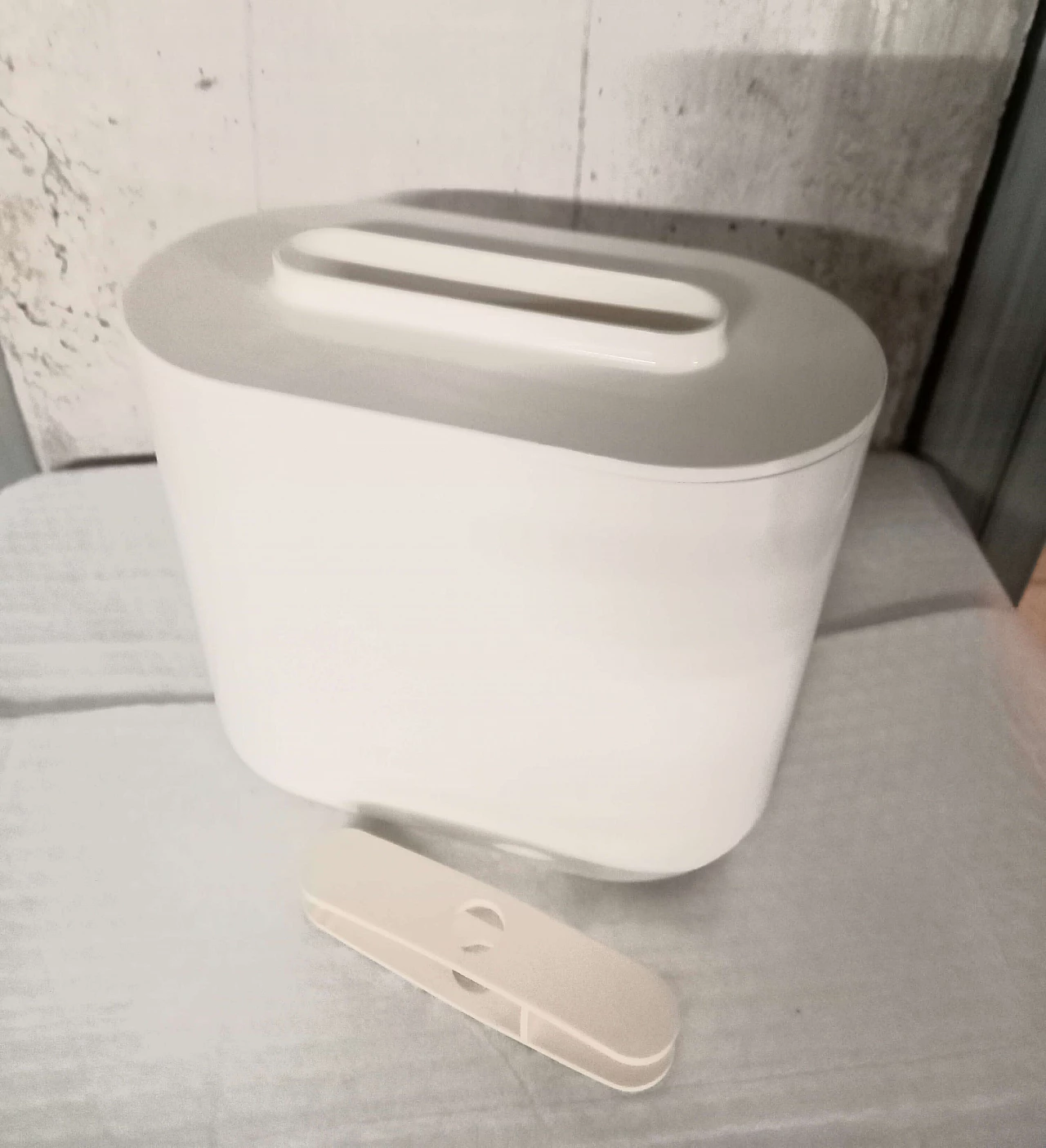 Ice bucket with pliers by Giotto Stoppino for Kartell 1