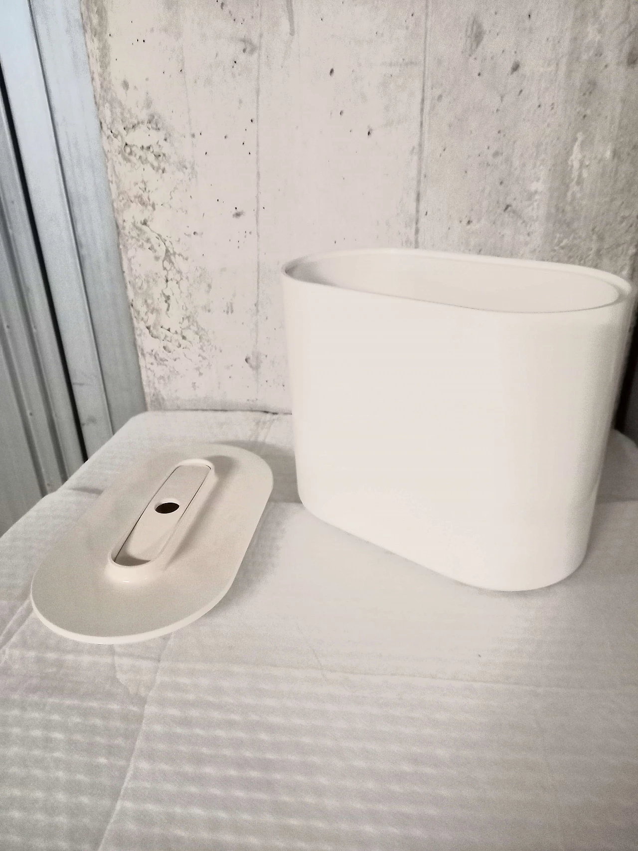 Ice bucket with pliers by Giotto Stoppino for Kartell 3