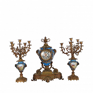 Orologio e coppia di candelabri in bronzo dorato e porcellana, '800
