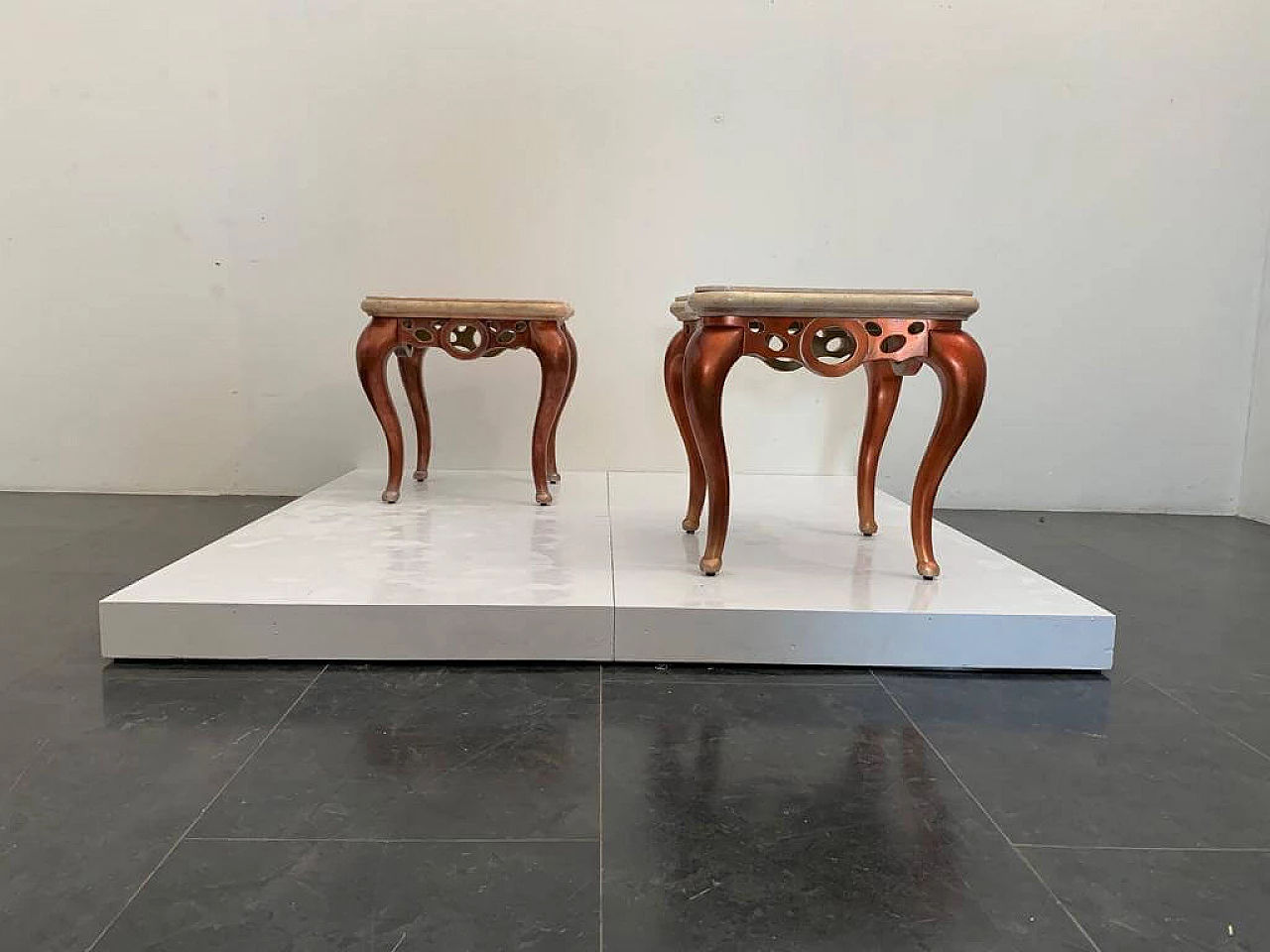 Coppia di tavolini in foglia di metallo rosso con piani in marmo rosa, anni '90 1