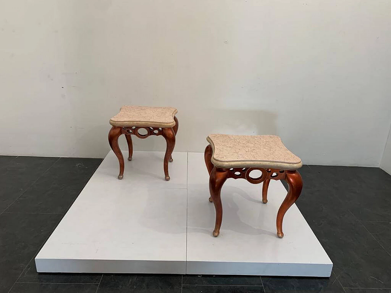 Coppia di tavolini in foglia di metallo rosso con piani in marmo rosa, anni '90 2