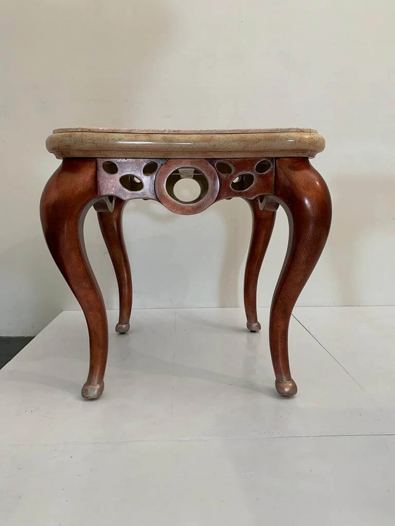 Coppia di tavolini in foglia di metallo rosso con piani in marmo rosa, anni '90 4