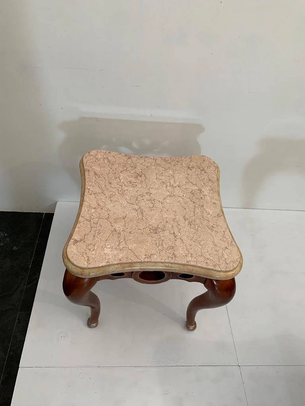 Coppia di tavolini in foglia di metallo rosso con piani in marmo rosa, anni '90 5