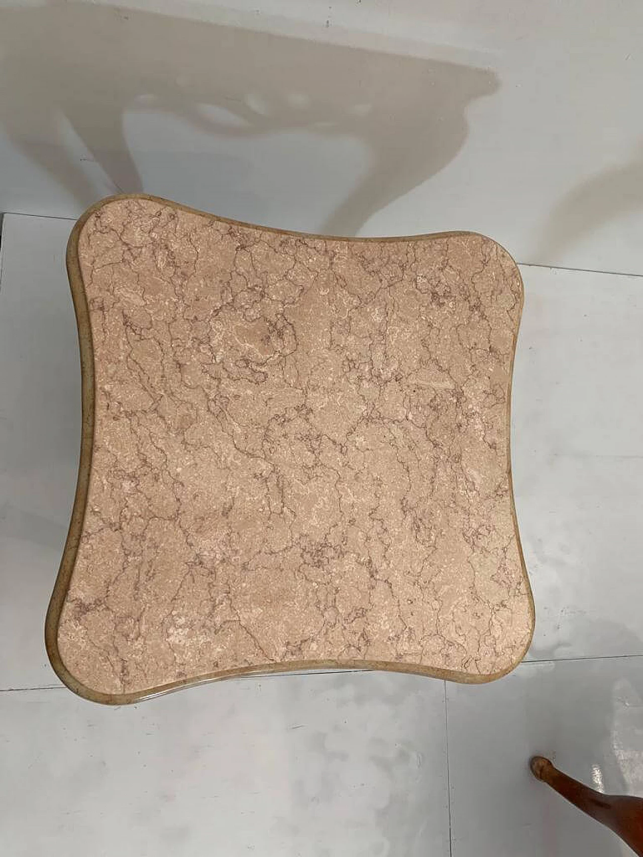 Coppia di tavolini in foglia di metallo rosso con piani in marmo rosa, anni '90 6