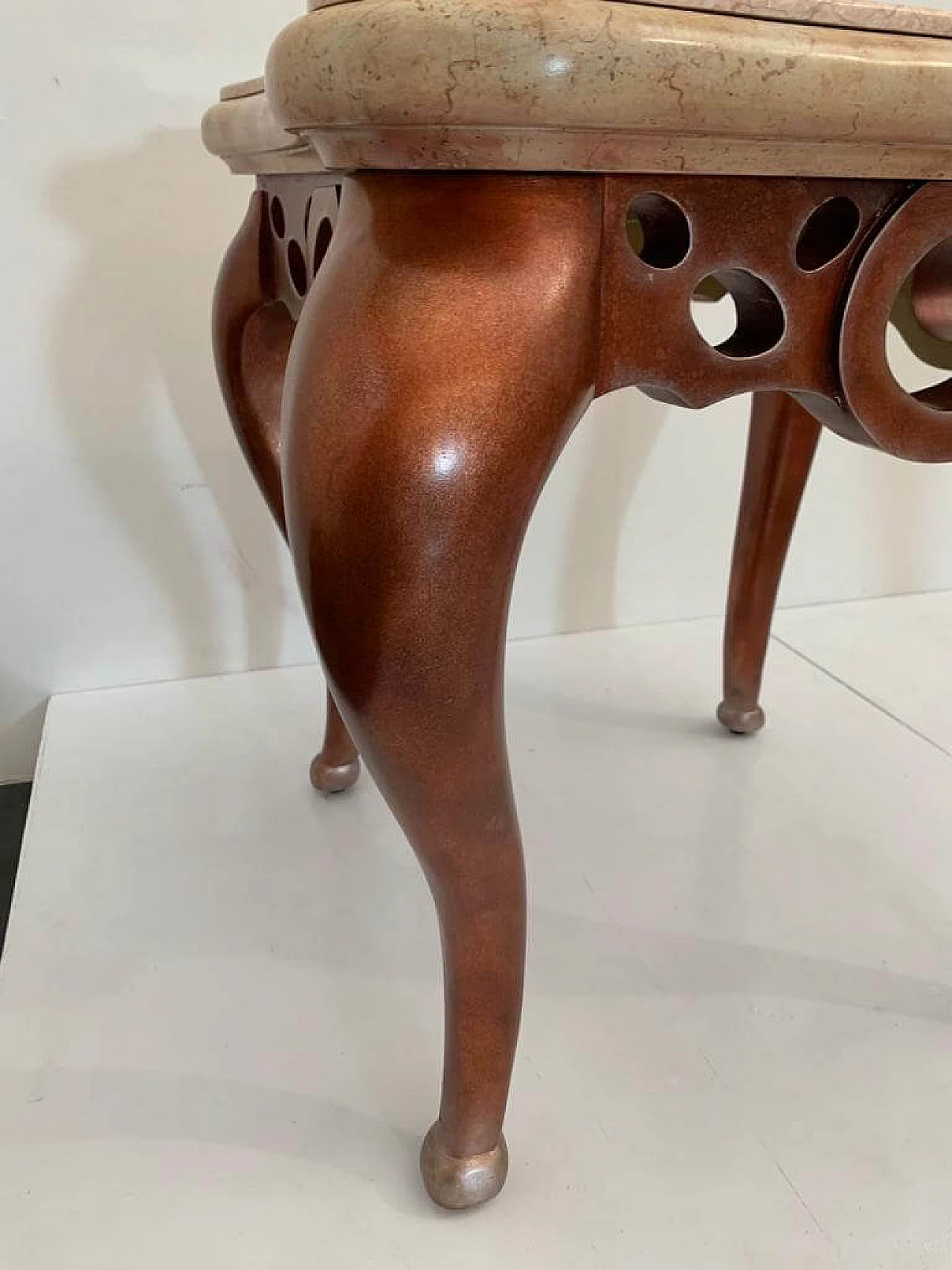 Coppia di tavolini in foglia di metallo rosso con piani in marmo rosa, anni '90 7