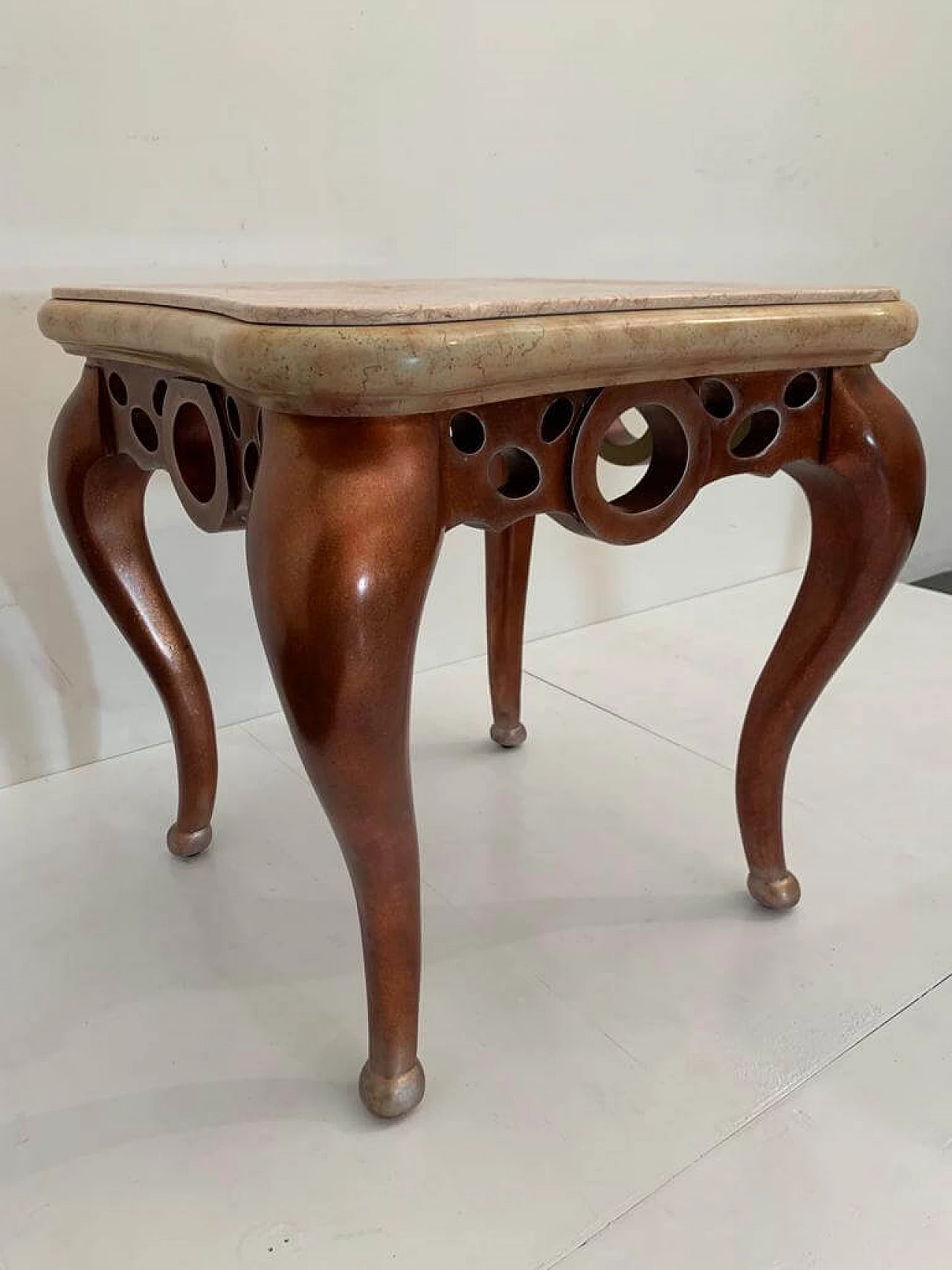 Coppia di tavolini in foglia di metallo rosso con piani in marmo rosa, anni '90 8