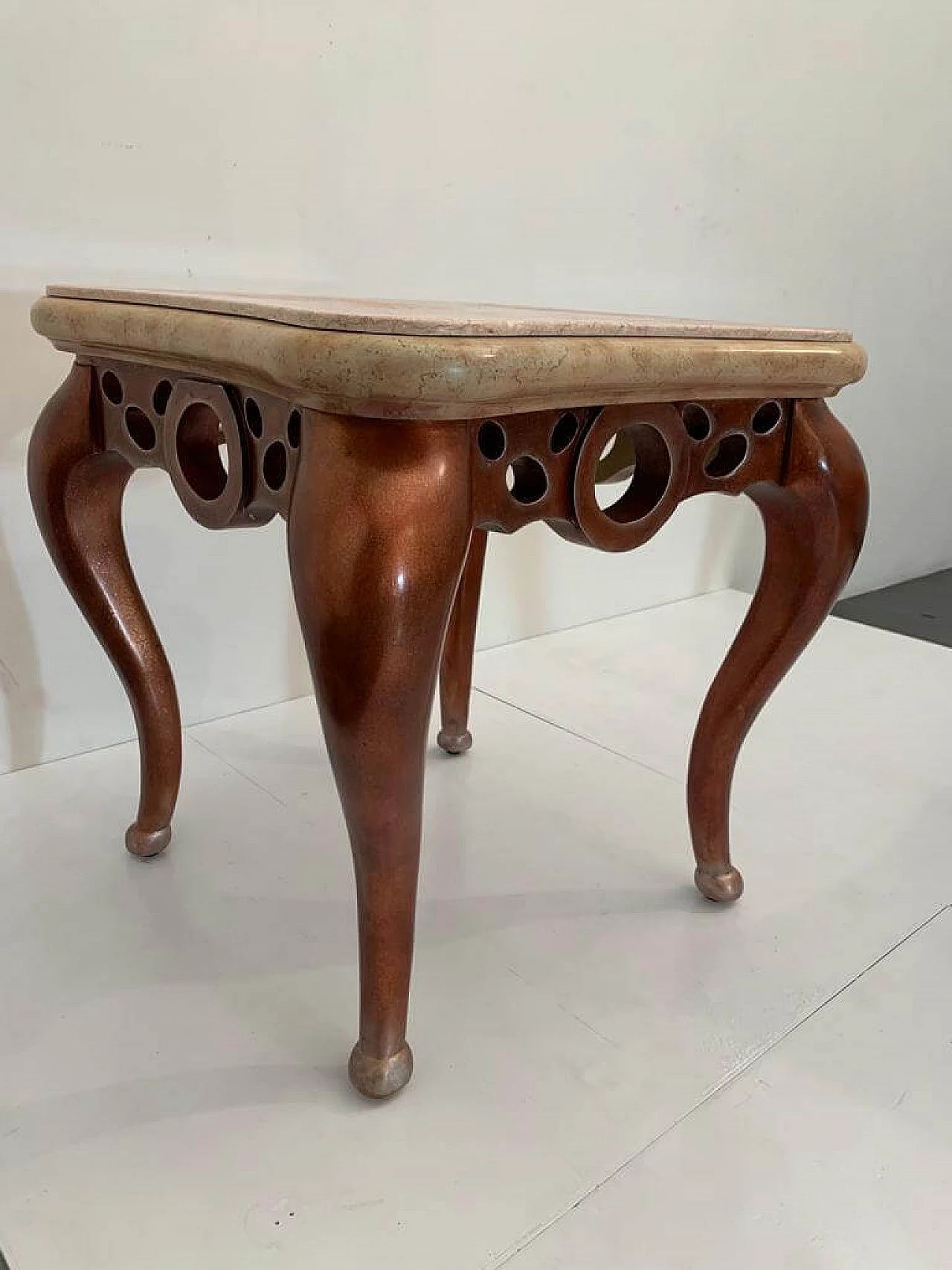 Coppia di tavolini in foglia di metallo rosso con piani in marmo rosa, anni '90 9