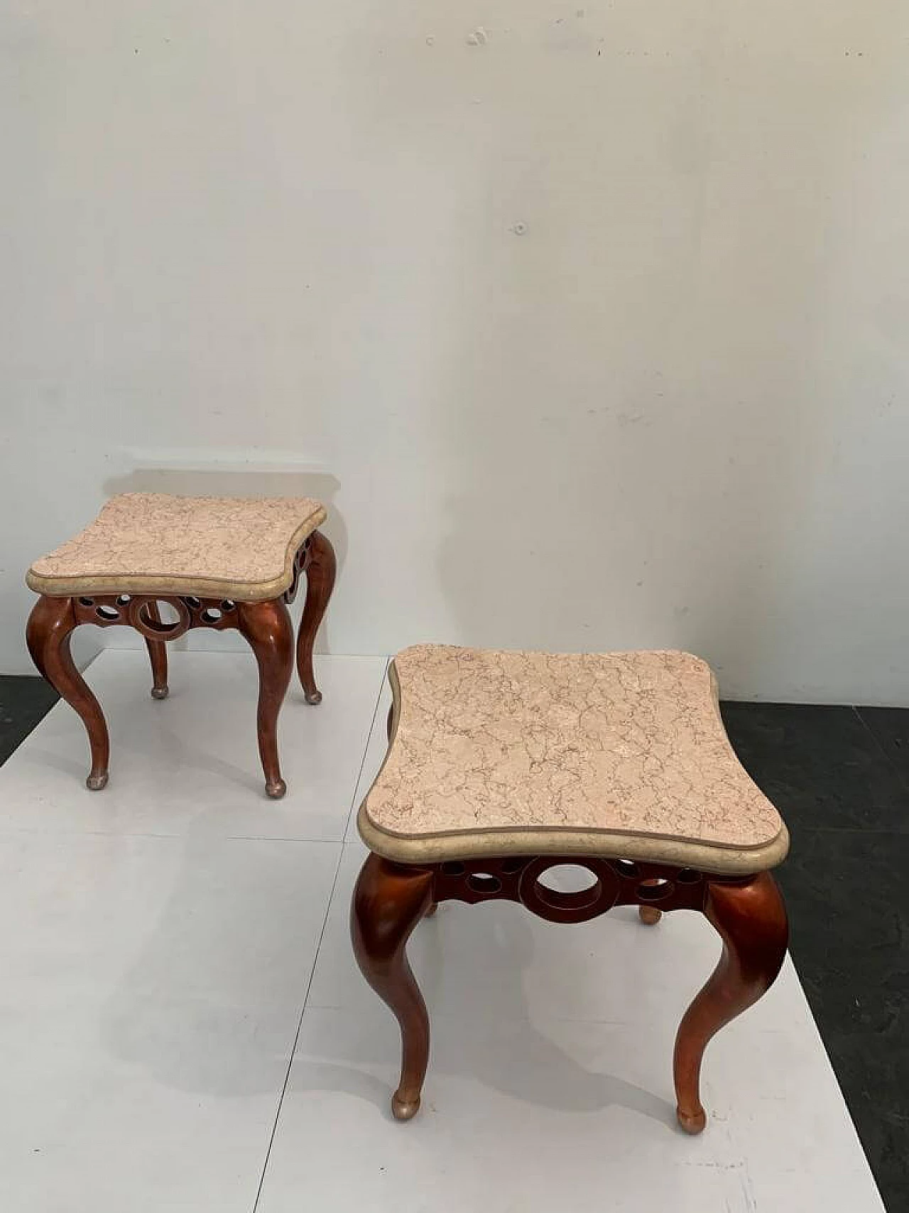 Coppia di tavolini in foglia di metallo rosso con piani in marmo rosa, anni '90 10