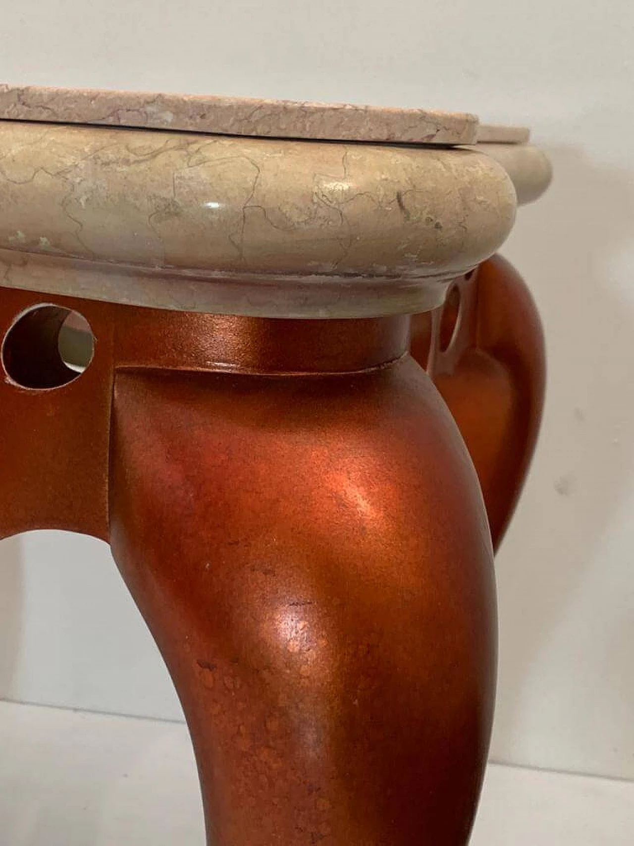 Coppia di tavolini in foglia di metallo rosso con piani in marmo rosa, anni '90 13