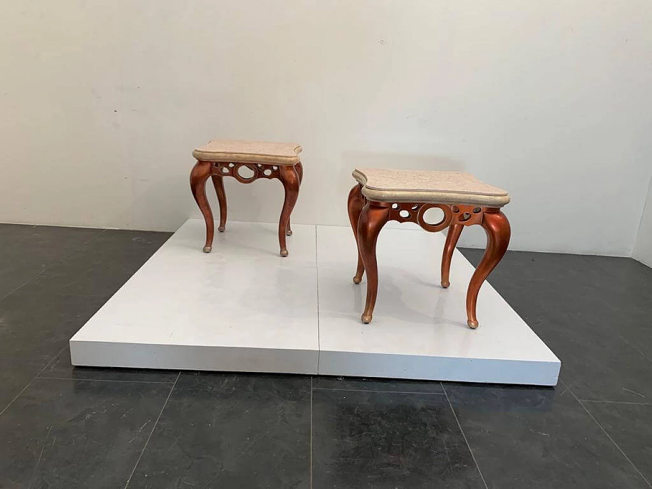 Coppia di tavolini in foglia di metallo rosso con piani in marmo rosa, anni '90 14