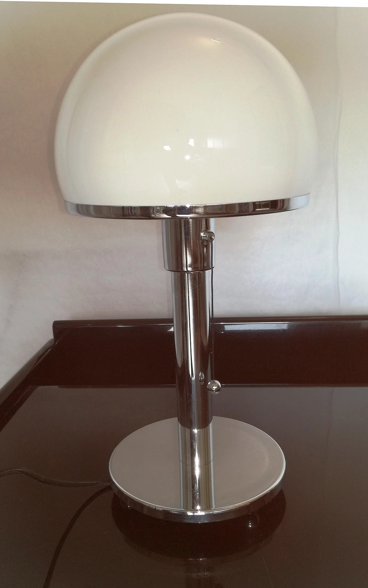 Lampada con diffusore in vetro opalino in stile Bauhaus, anni 2000 1
