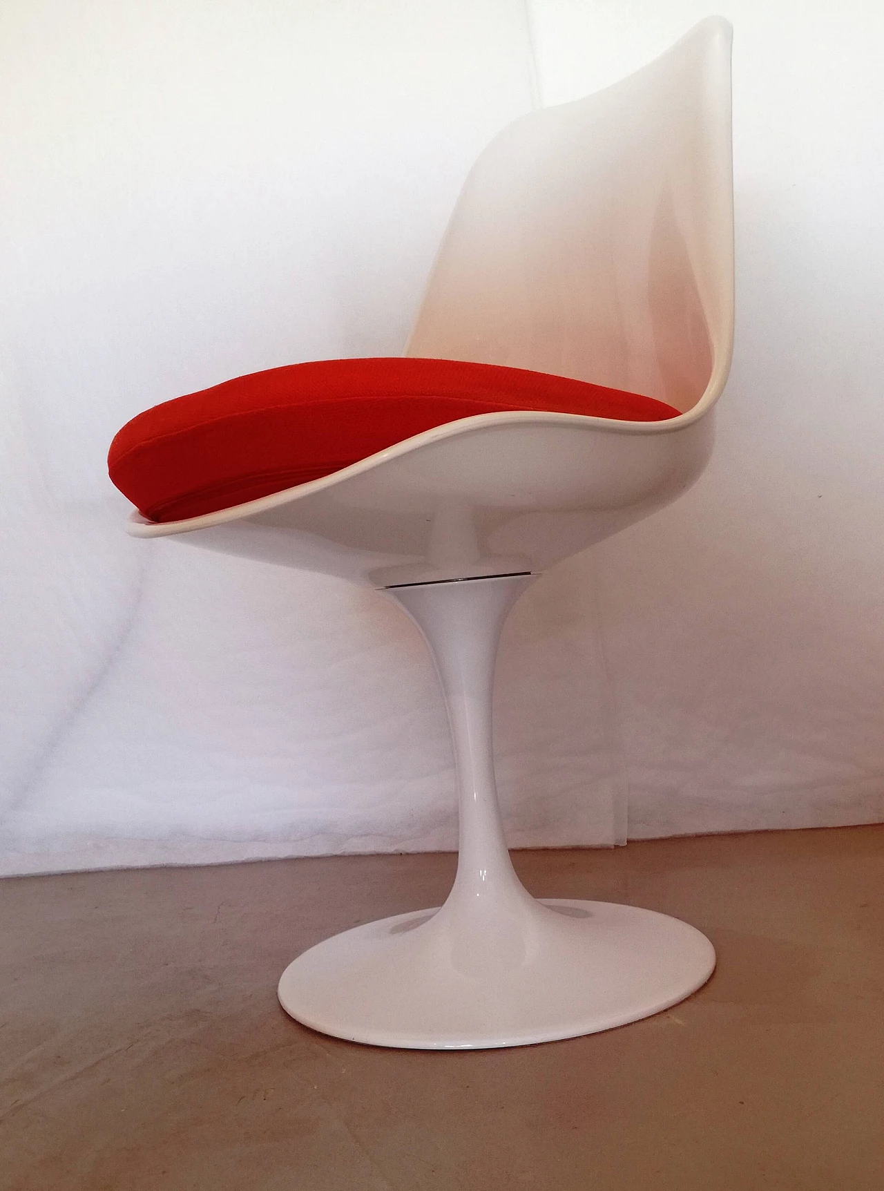 Chair inspired by the Tulip model for Knoll, 2000s 6
