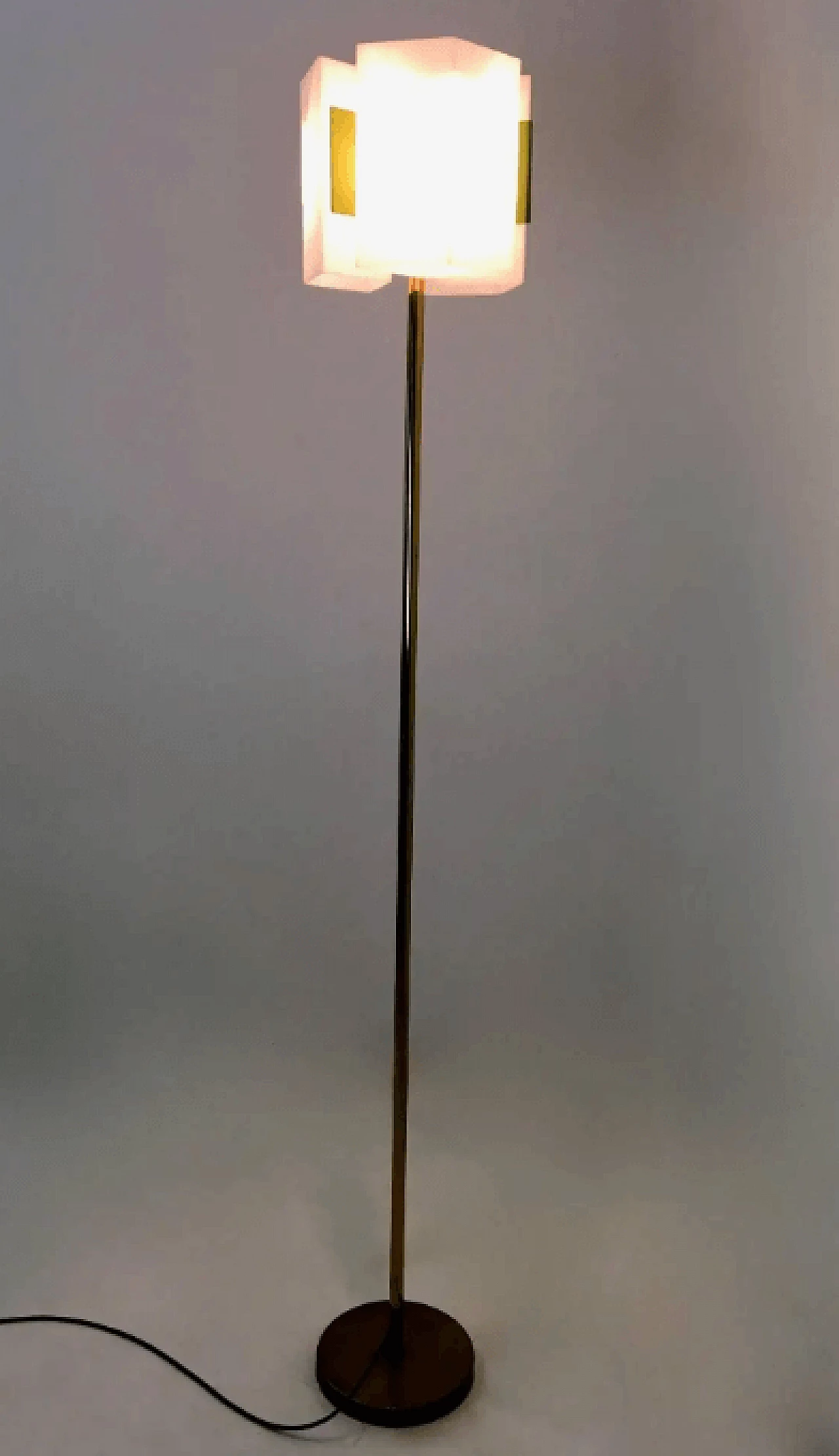 Lampada da terra in plexiglass e ottone di Stilux, anni '60 3