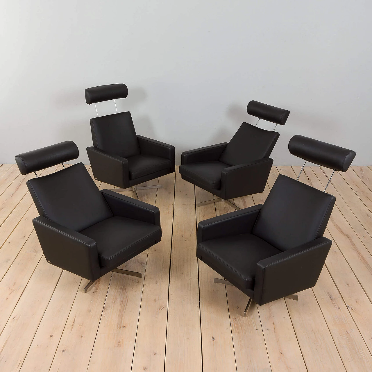 4 Recliner armchairs in black leather by Skipper, 1980s 1