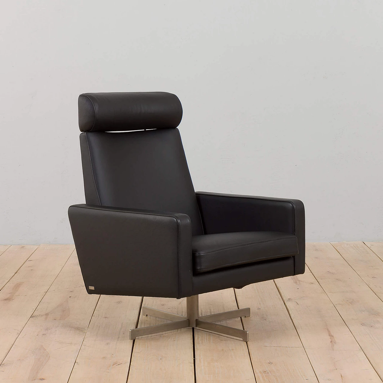 4 Recliner armchairs in black leather by Skipper, 1980s 2