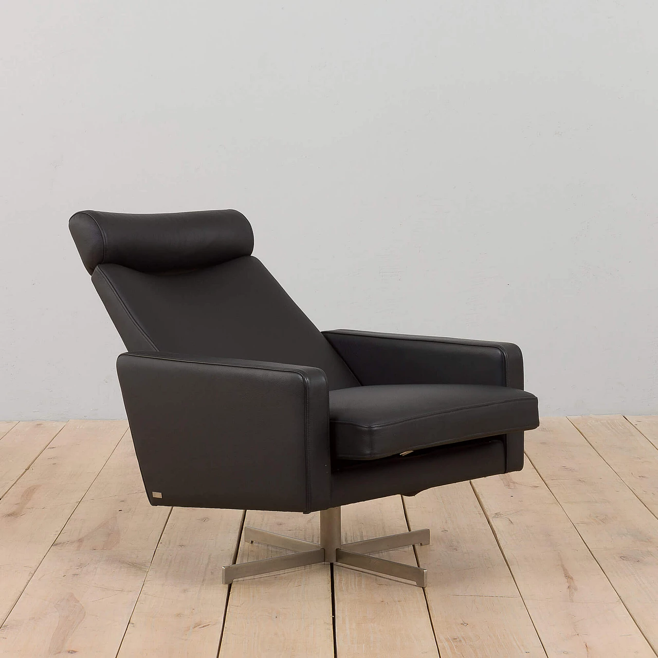 4 Recliner armchairs in black leather by Skipper, 1980s 3