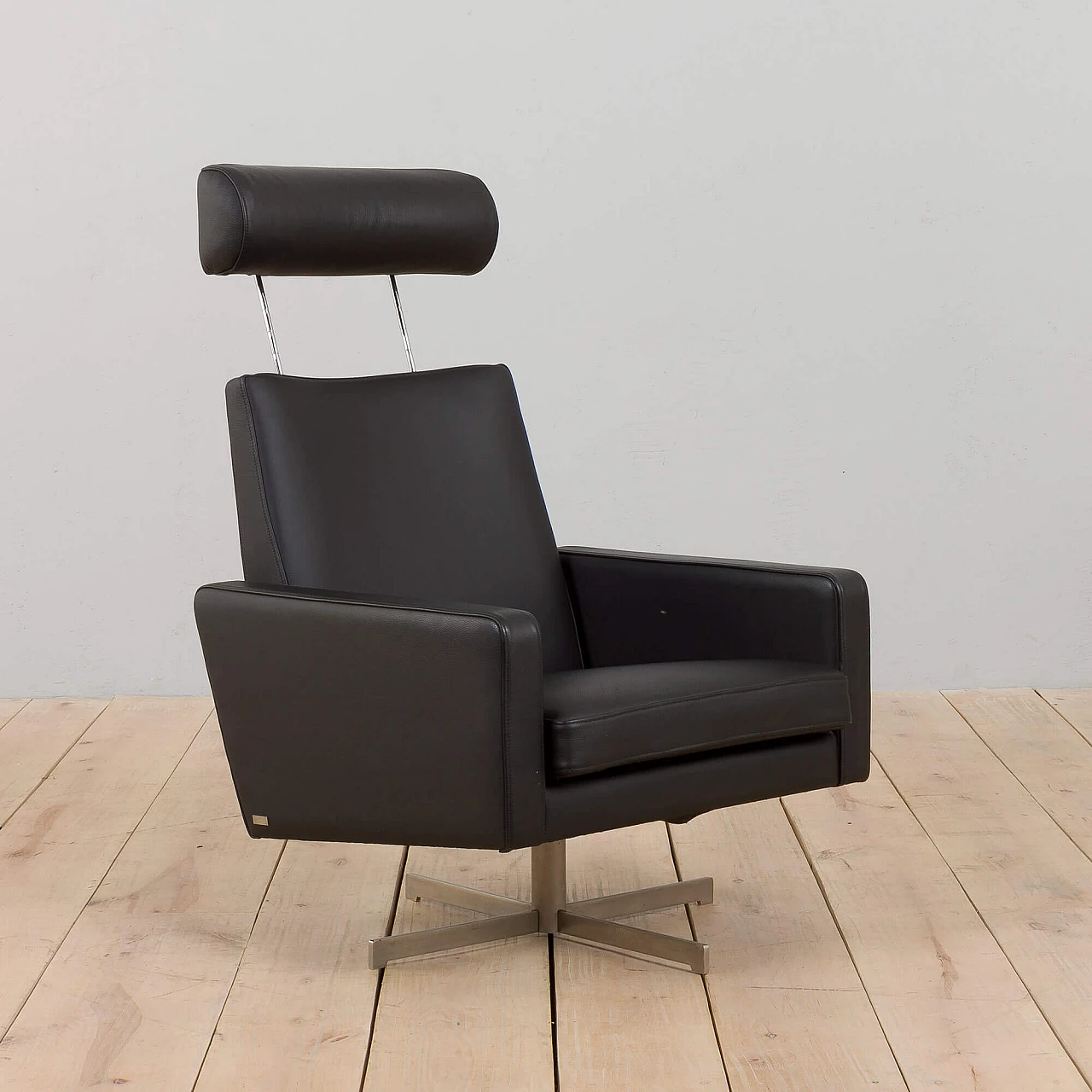 4 Recliner armchairs in black leather by Skipper, 1980s 4