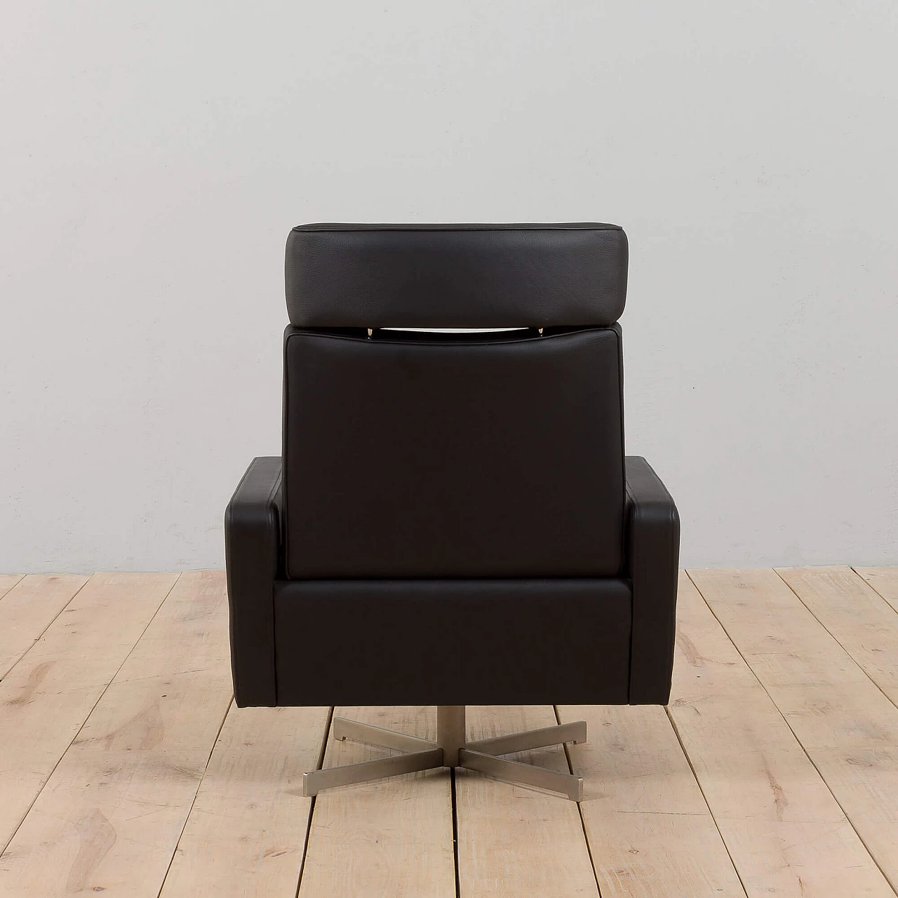 4 Recliner armchairs in black leather by Skipper, 1980s 7