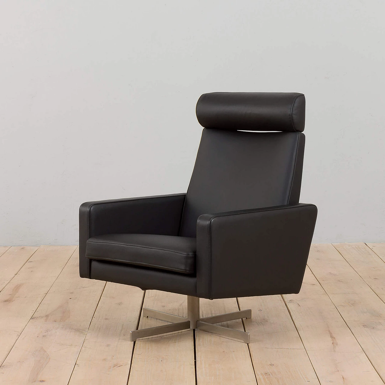 4 Recliner armchairs in black leather by Skipper, 1980s 10