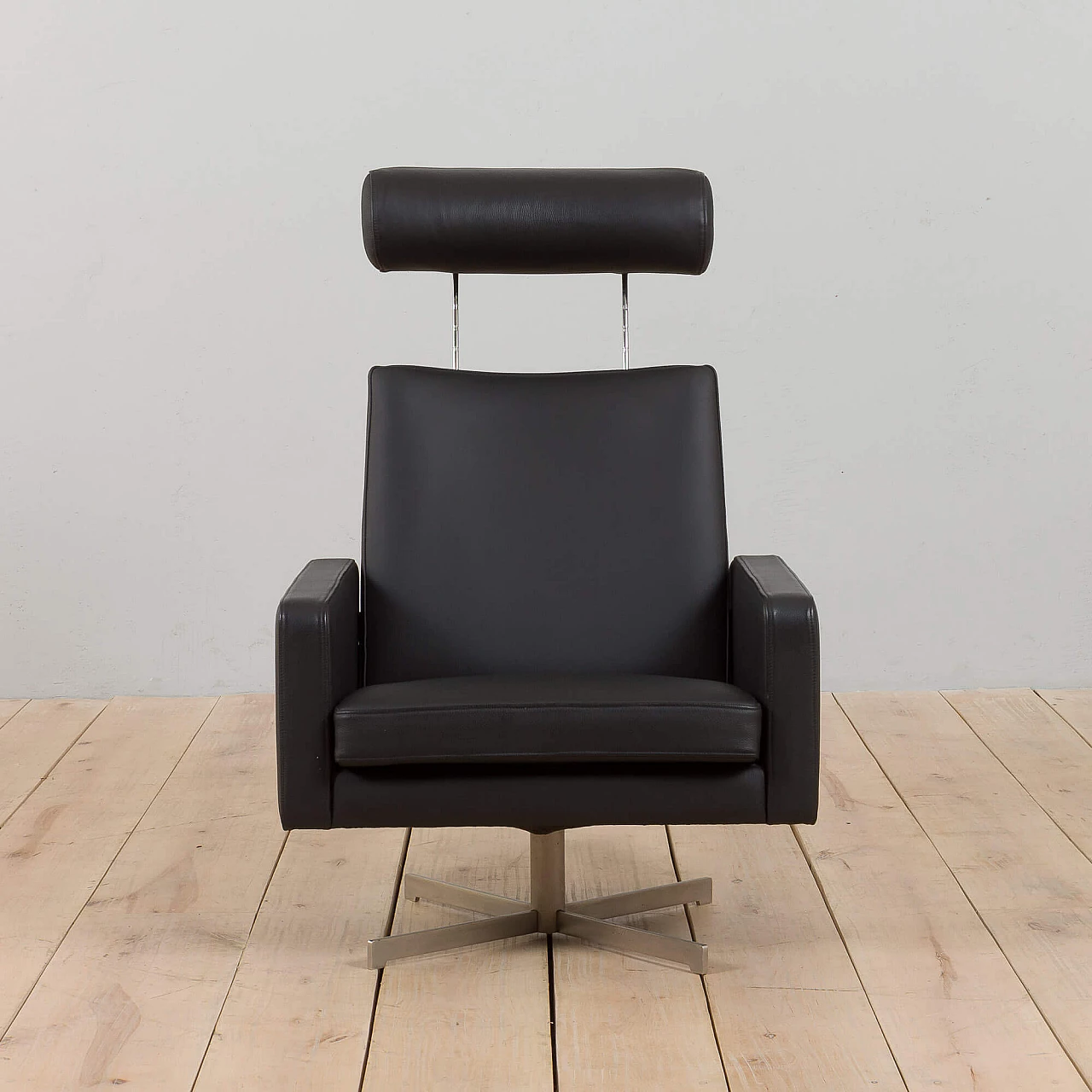 4 Recliner armchairs in black leather by Skipper, 1980s 12