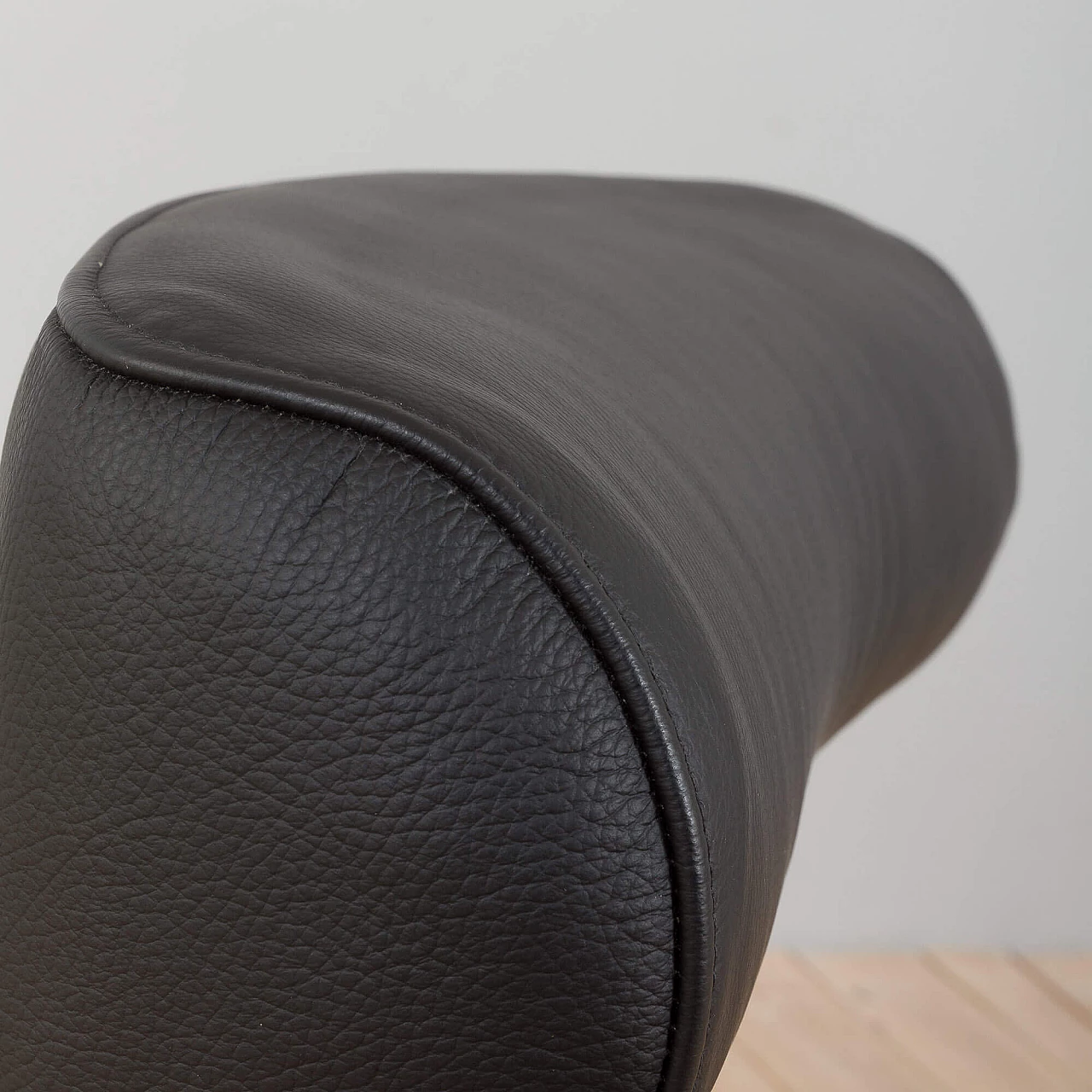 4 Recliner armchairs in black leather by Skipper, 1980s 14