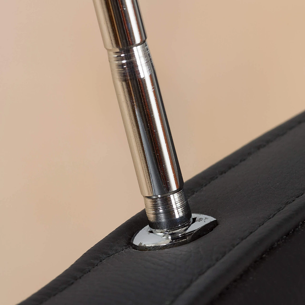 4 Recliner armchairs in black leather by Skipper, 1980s 18