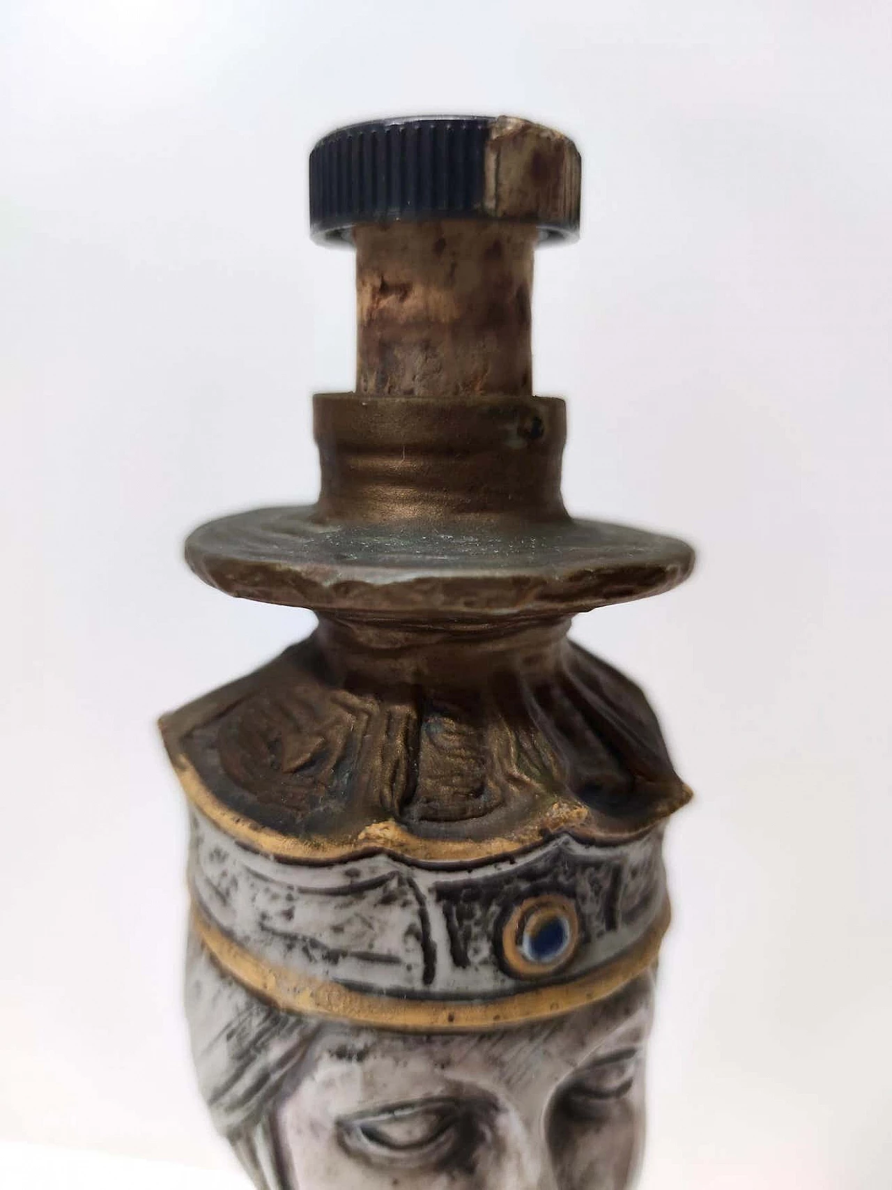 Coppia di bottiglie da liquore in ceramica raffiguranti un re e una regina, anni '60 4