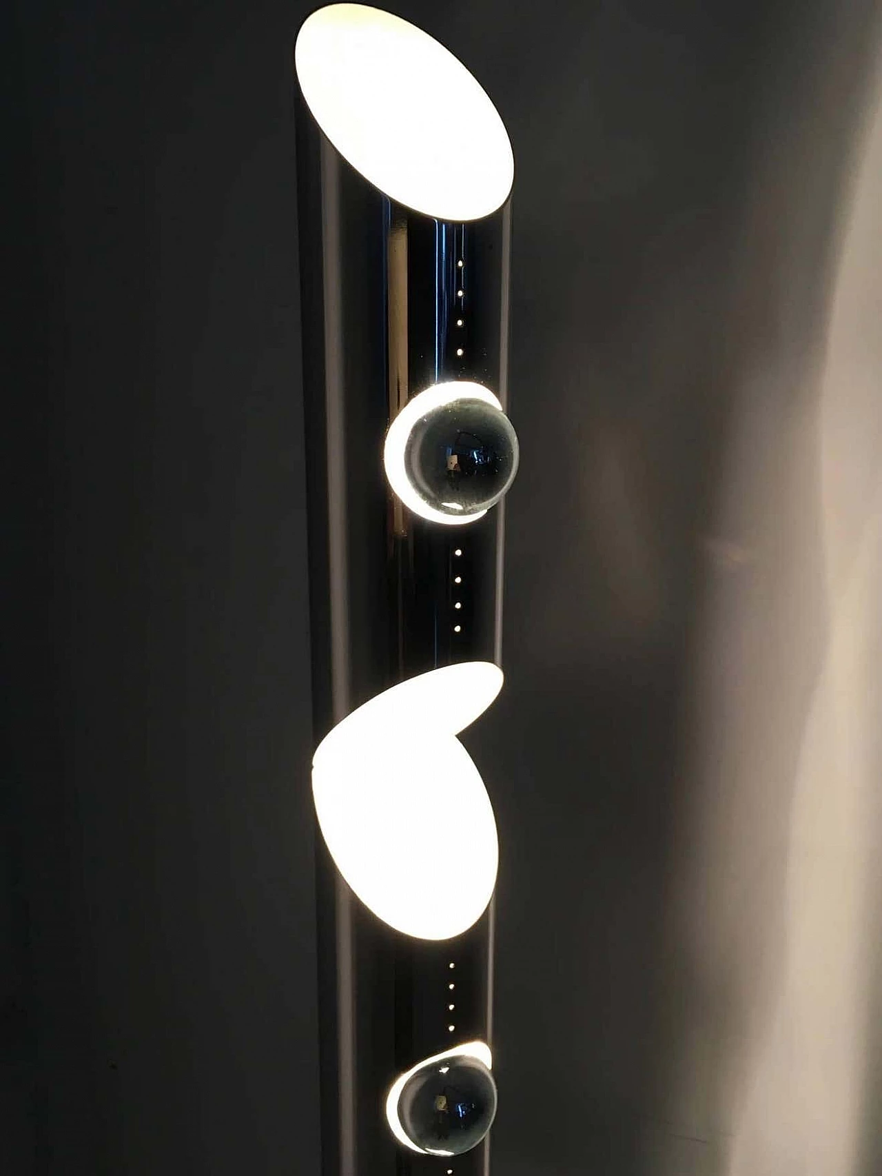 Painted metal column floor lamp attributed to Reggiani, 1970s 6