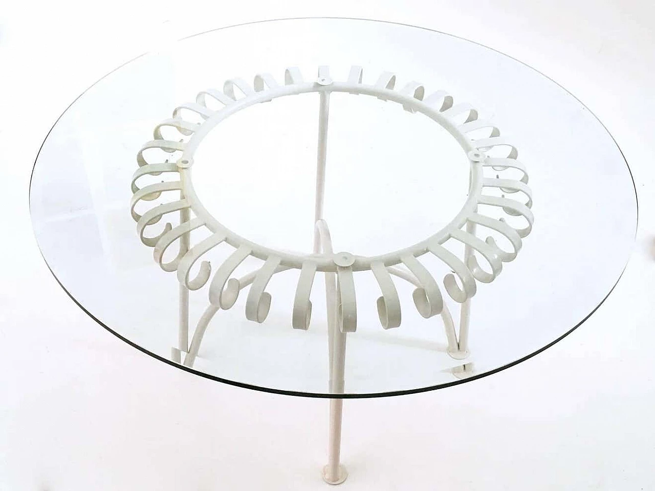 Tavolino in metallo verniciato bianco con piano in vetro rotondo, anni '50 1