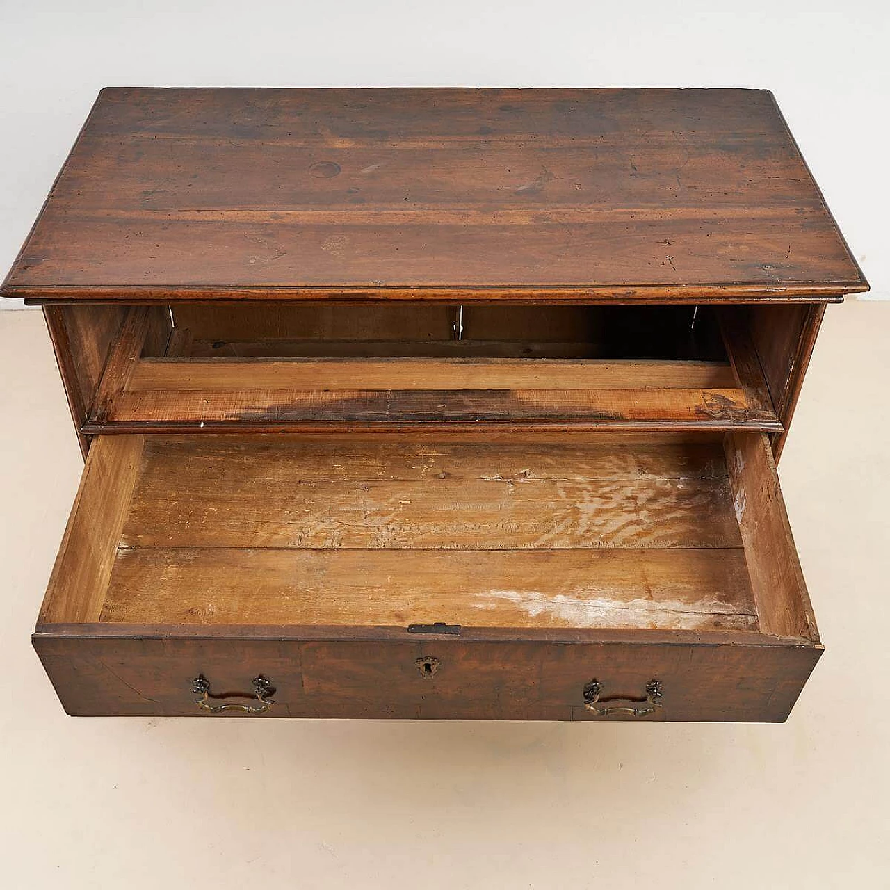 Three-drawer wooden chest of drawers, 17th century 2