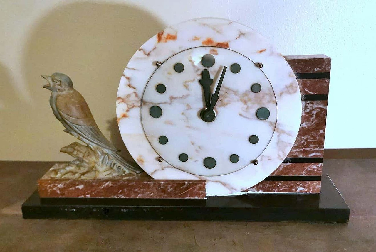 Orologio in marmo con uccello in metallo Art Decò, anni '30 1