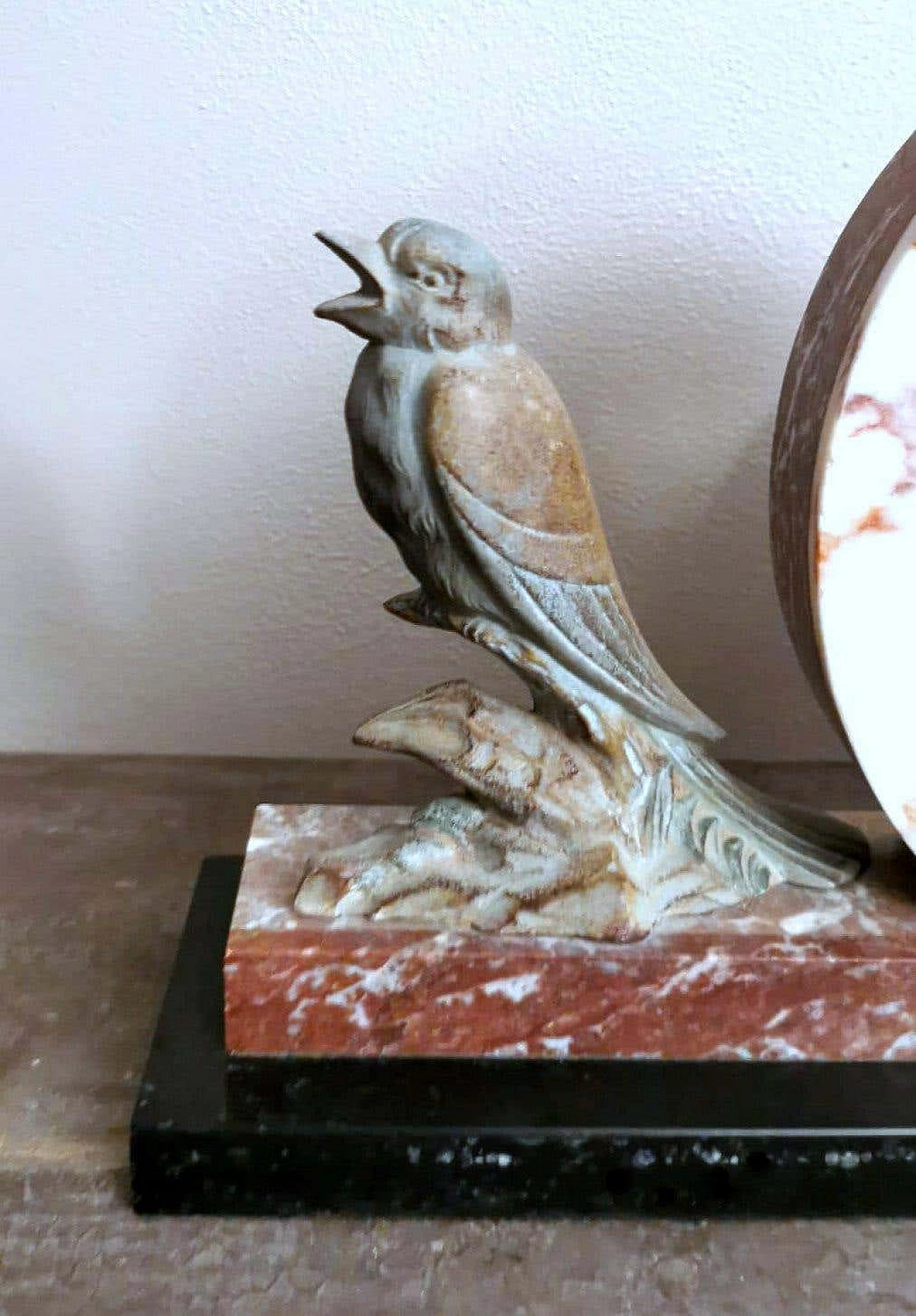 Orologio in marmo con uccello in metallo Art Decò, anni '30 10