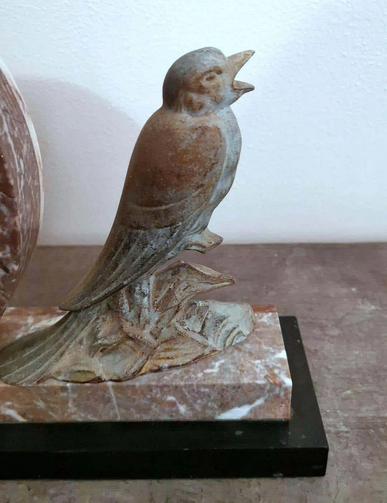 Orologio in marmo con uccello in metallo Art Decò, anni '30 11