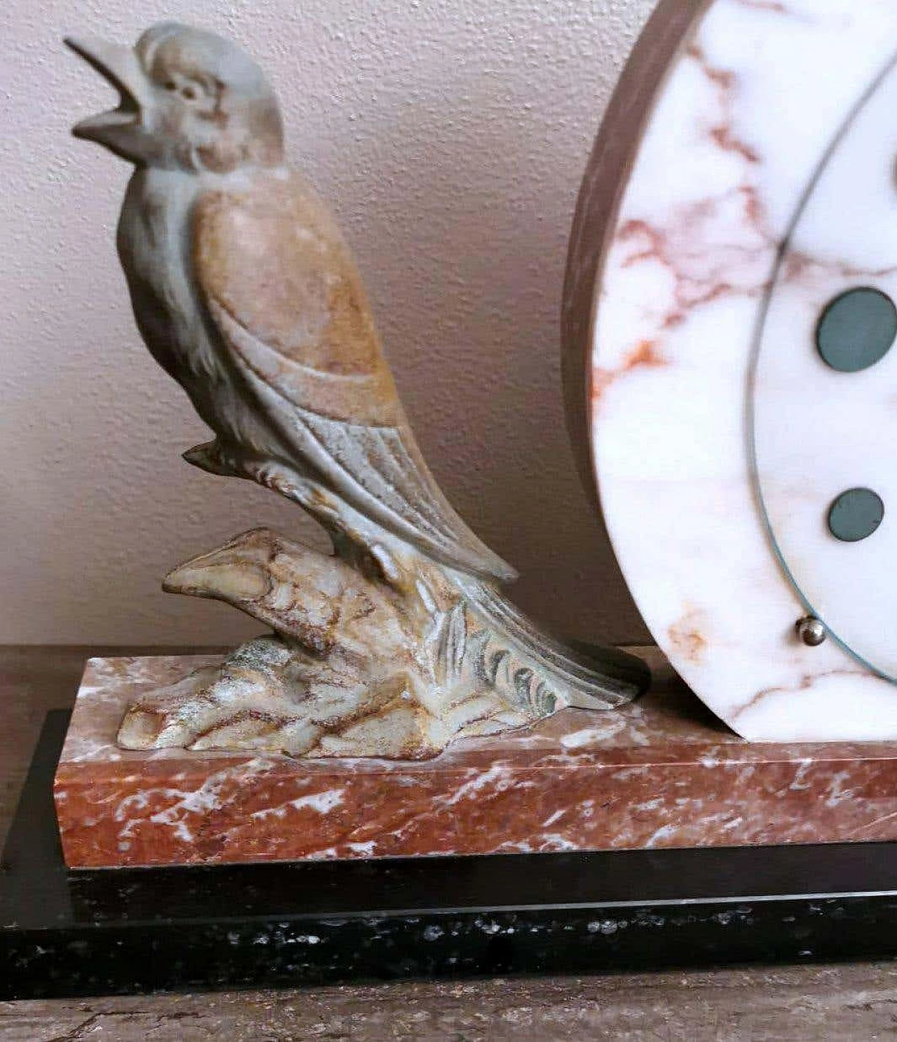 Orologio in marmo con uccello in metallo Art Decò, anni '30 12