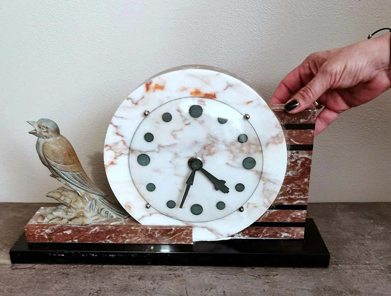 Orologio in marmo con uccello in metallo Art Decò, anni '30 17