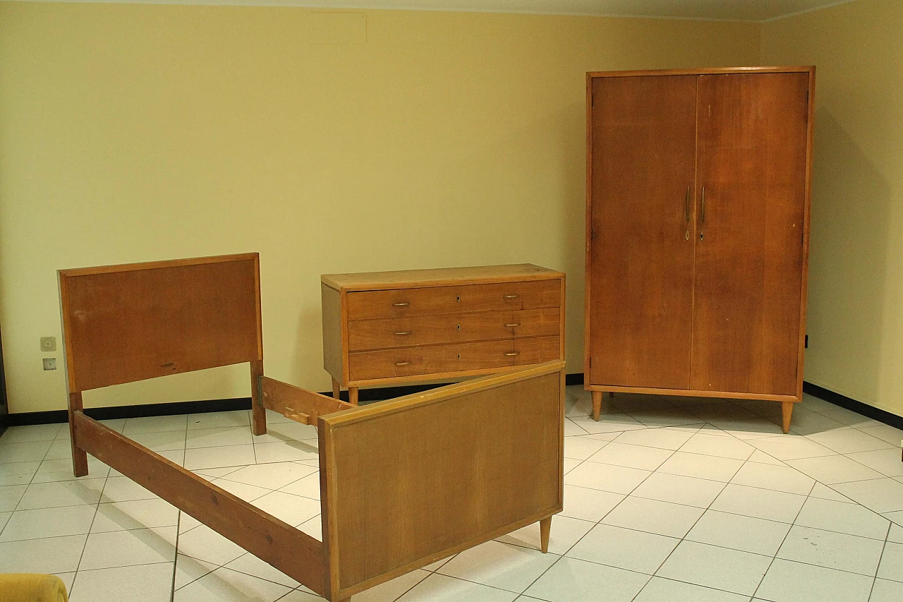 Letto, cassettiera e armadio in legno, anni '60 1