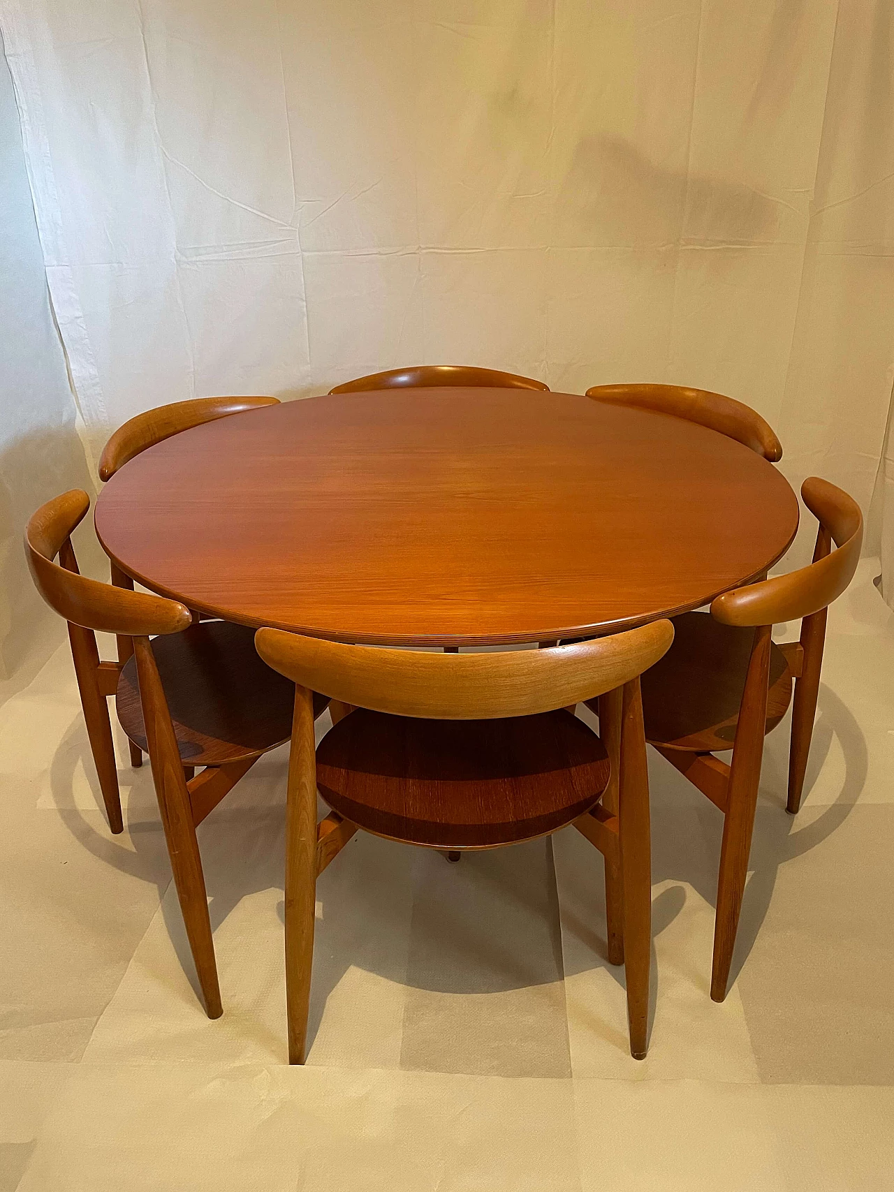 Heart round table by Hans Wegner for Fritz Hansen with 6 chairs, 1950s 1