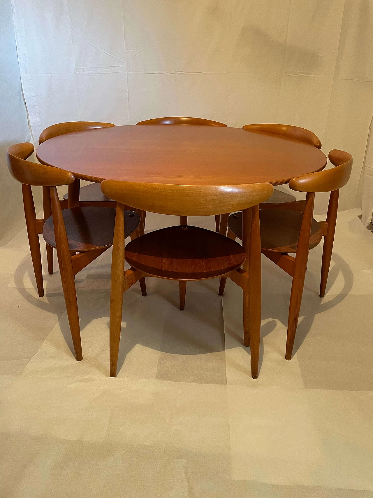 Heart round table by Hans Wegner for Fritz Hansen with 6 chairs, 1950s 2