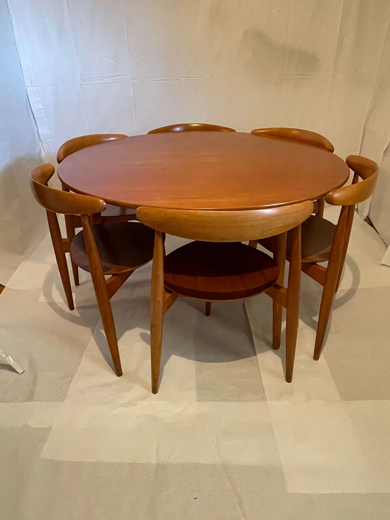 Heart round table by Hans Wegner for Fritz Hansen with 6 chairs, 1950s 5