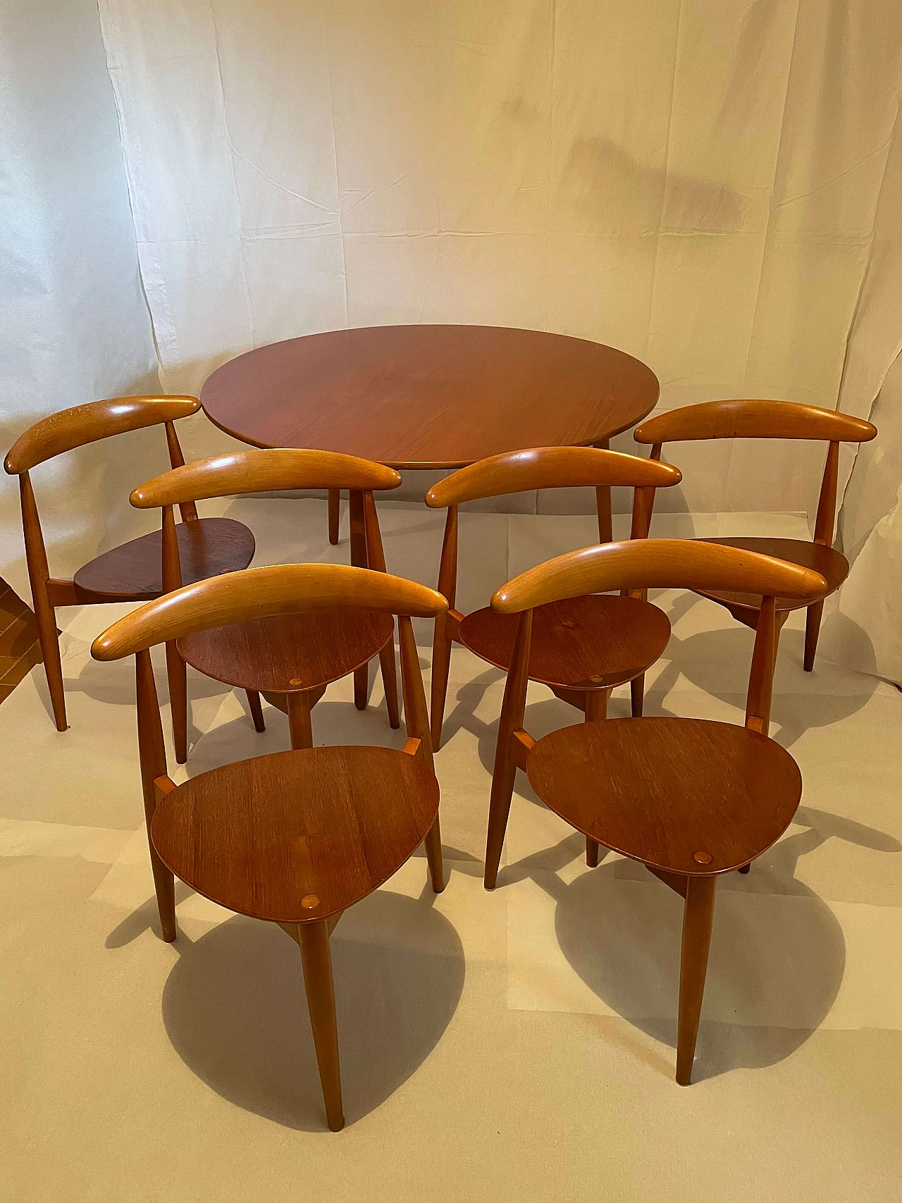 Heart round table by Hans Wegner for Fritz Hansen with 6 chairs, 1950s 11