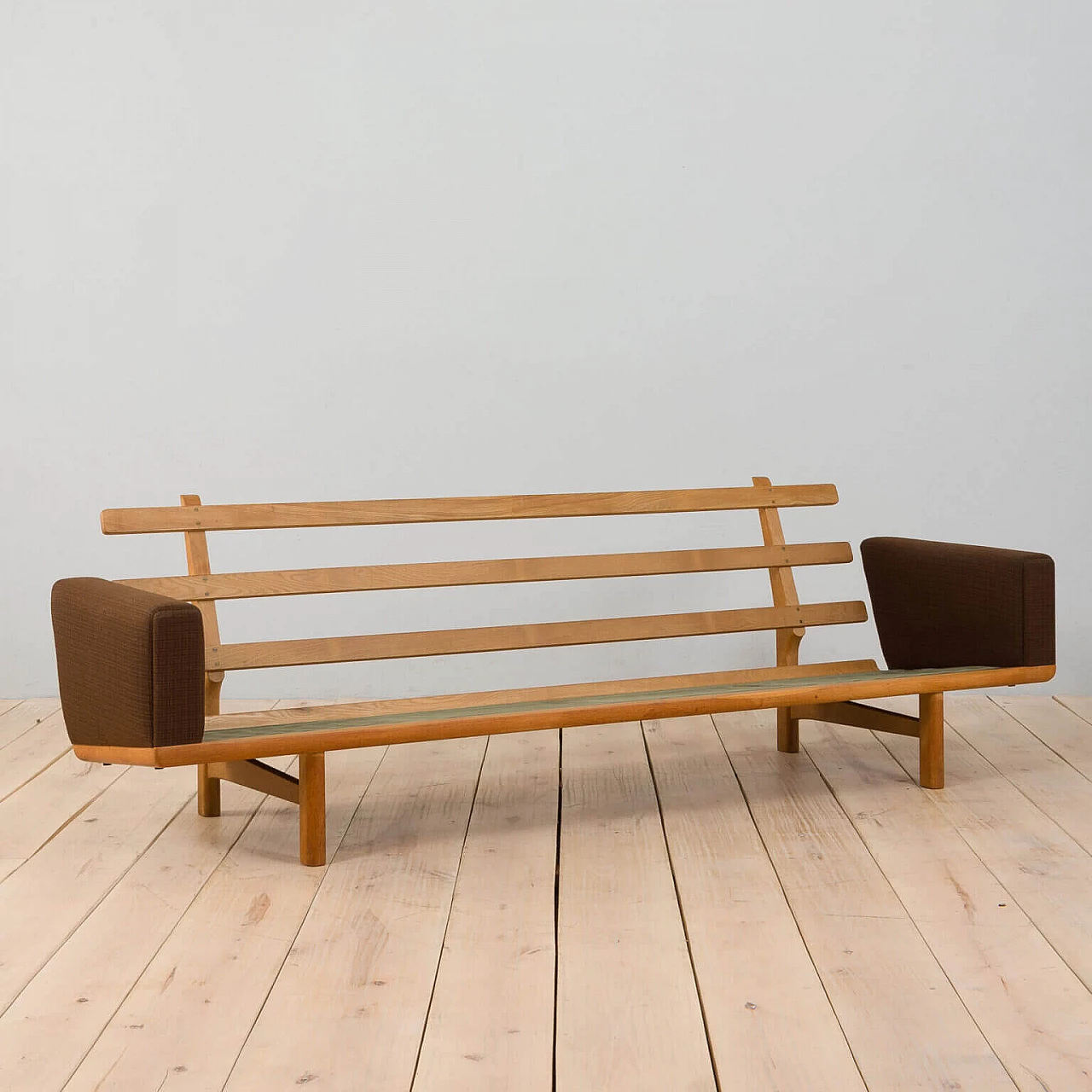 Divano quattro posti GE-236 di Hans Wegner per Getama, anni '50 3