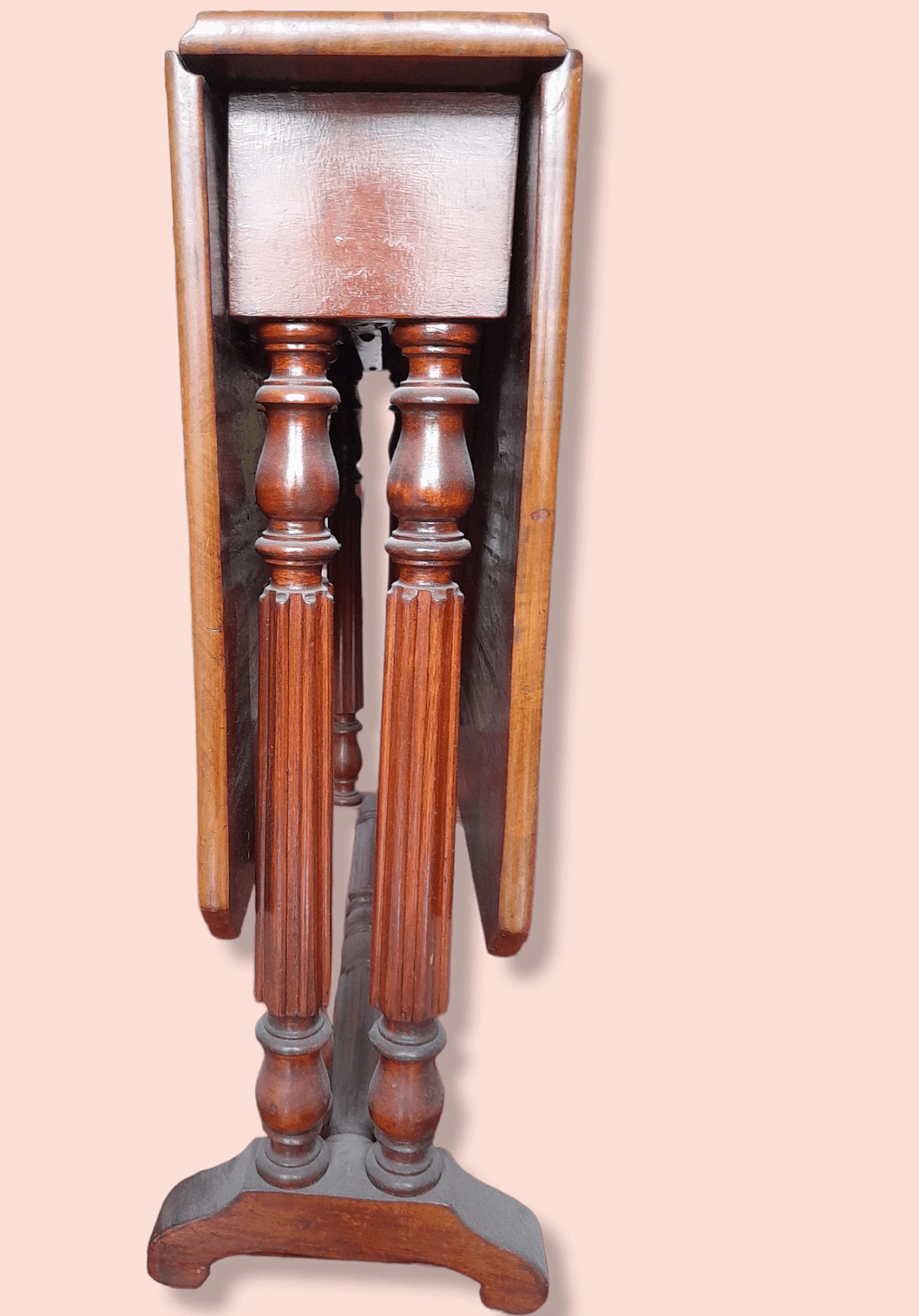 Tavolino pieghevole in legno con gambe tornite, anni '50 3