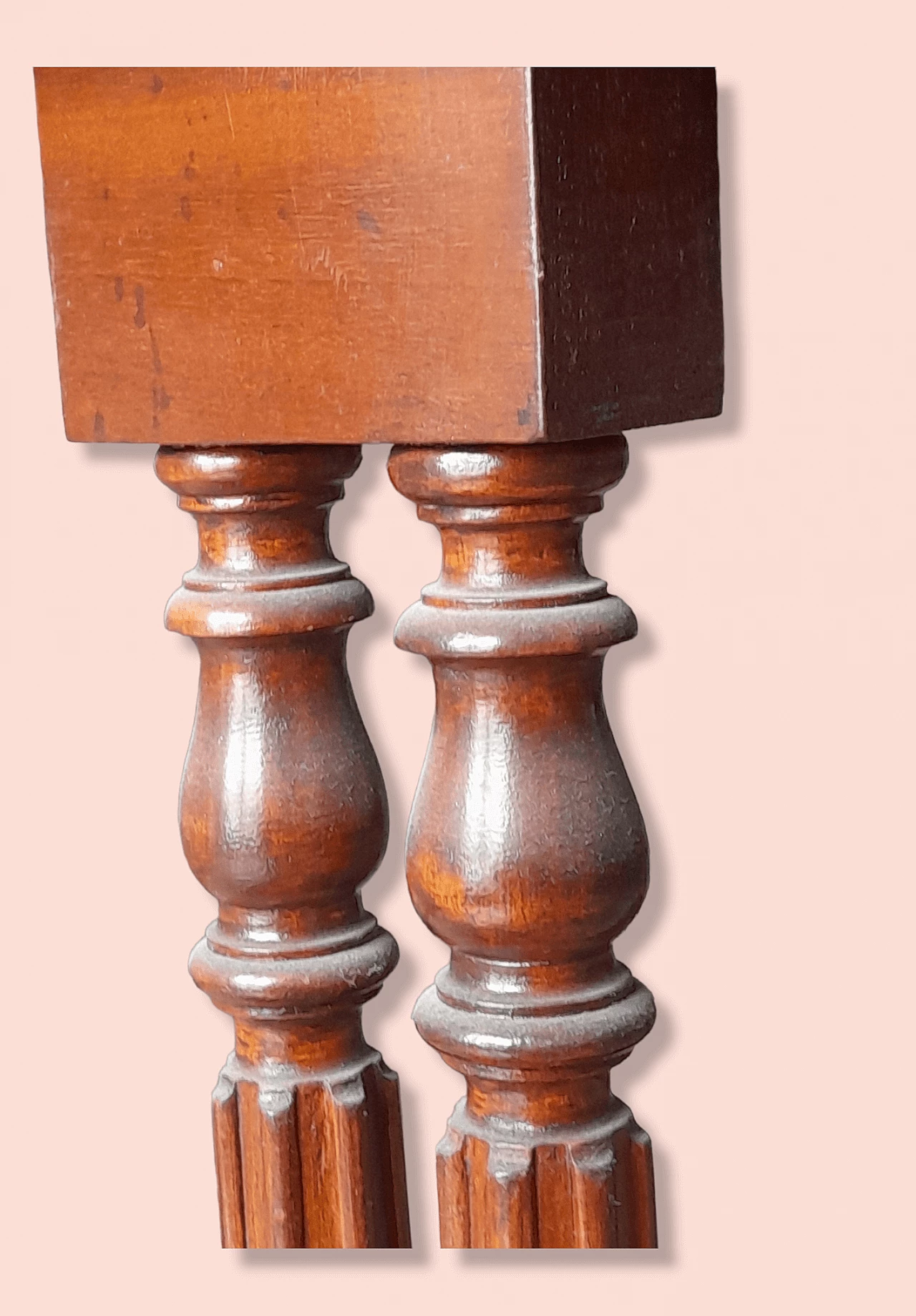 Tavolino pieghevole in legno con gambe tornite, anni '50 4