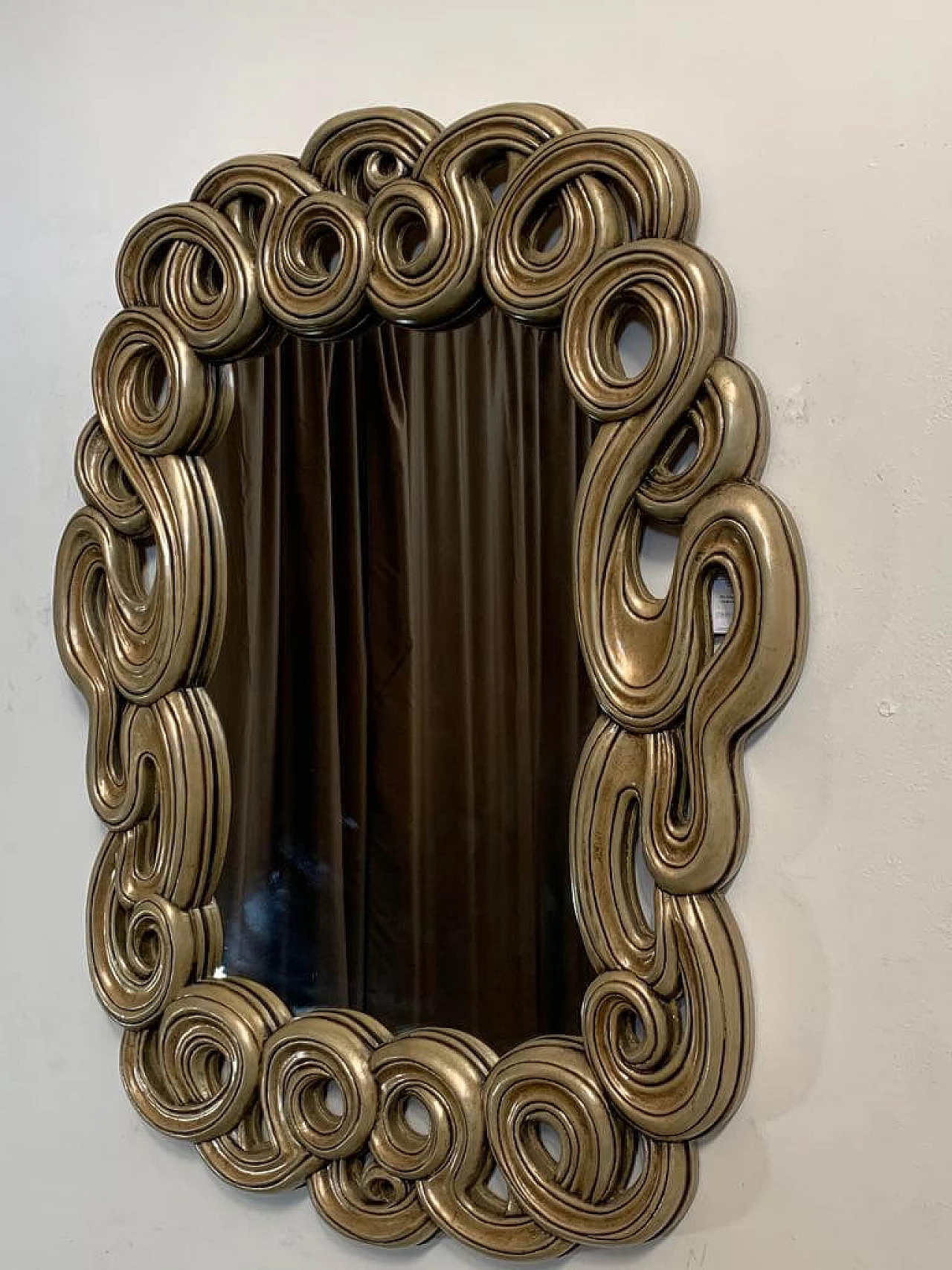 Specchio con linee filiformi in resina laccata e dorata per Lam Lee Group, anni '90 5
