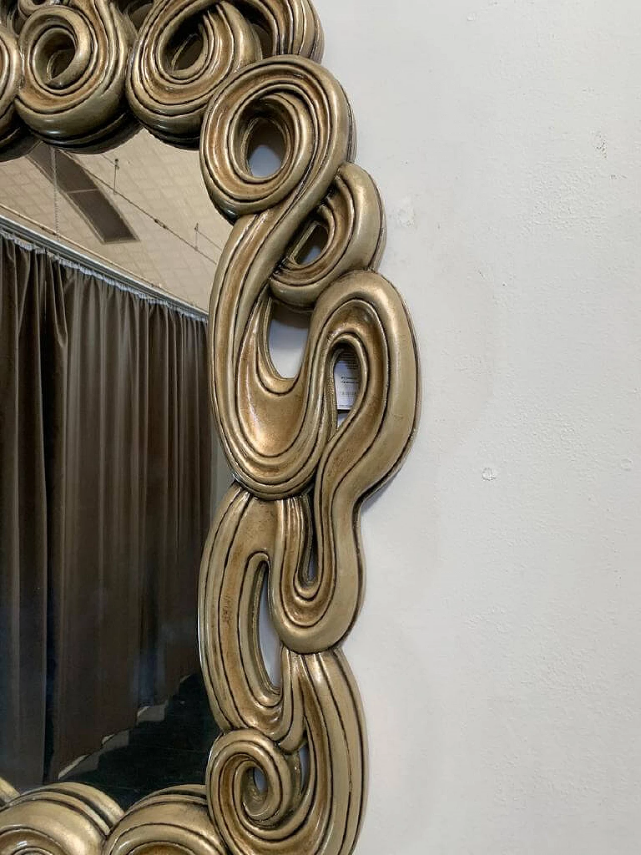 Specchio con linee filiformi in resina laccata e dorata per Lam Lee Group, anni '90 8