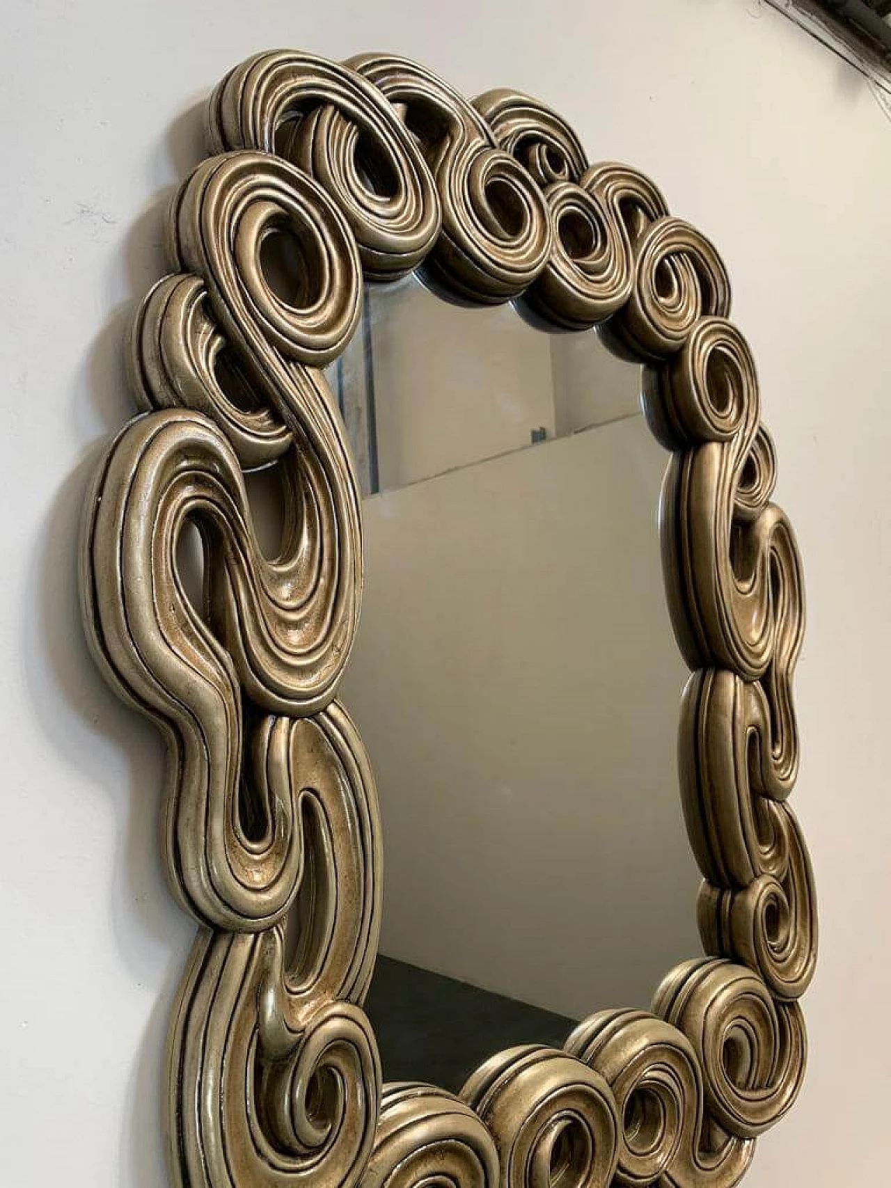 Specchio con linee filiformi in resina laccata e dorata per Lam Lee Group, anni '90 10