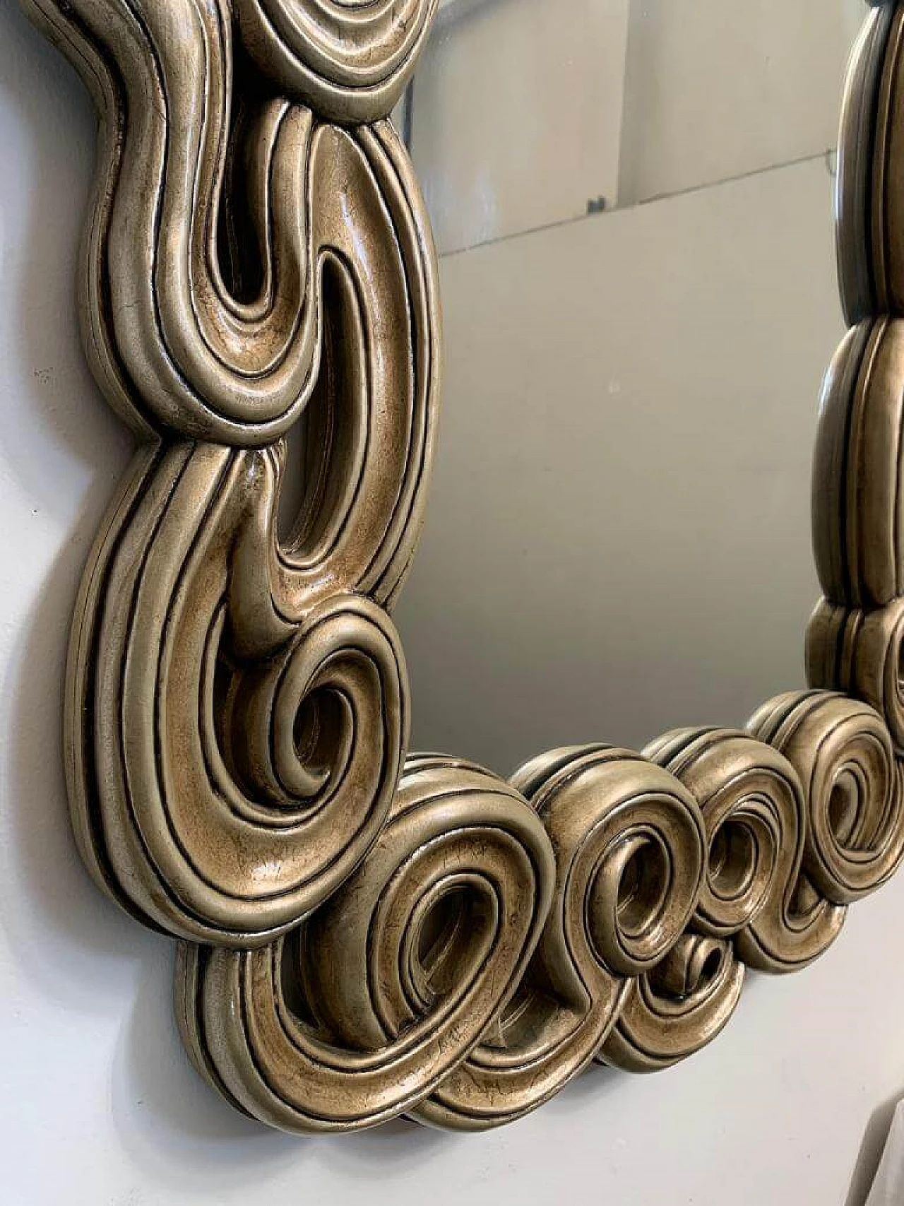 Specchio con linee filiformi in resina laccata e dorata per Lam Lee Group, anni '90 11